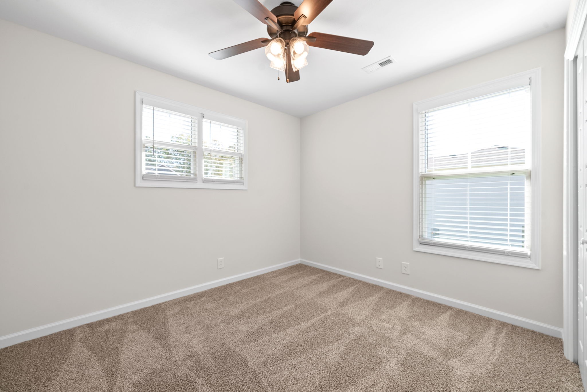 Clarksville, Tennessee 37040, United States, 3 Bedrooms Bedrooms, ,3 BathroomsBathrooms,Residential,Pending,45258