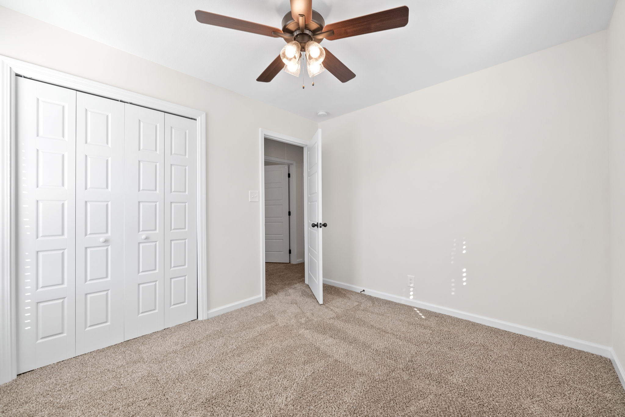 Clarksville, Tennessee 37040, United States, 3 Bedrooms Bedrooms, ,3 BathroomsBathrooms,Residential,Pending,45258