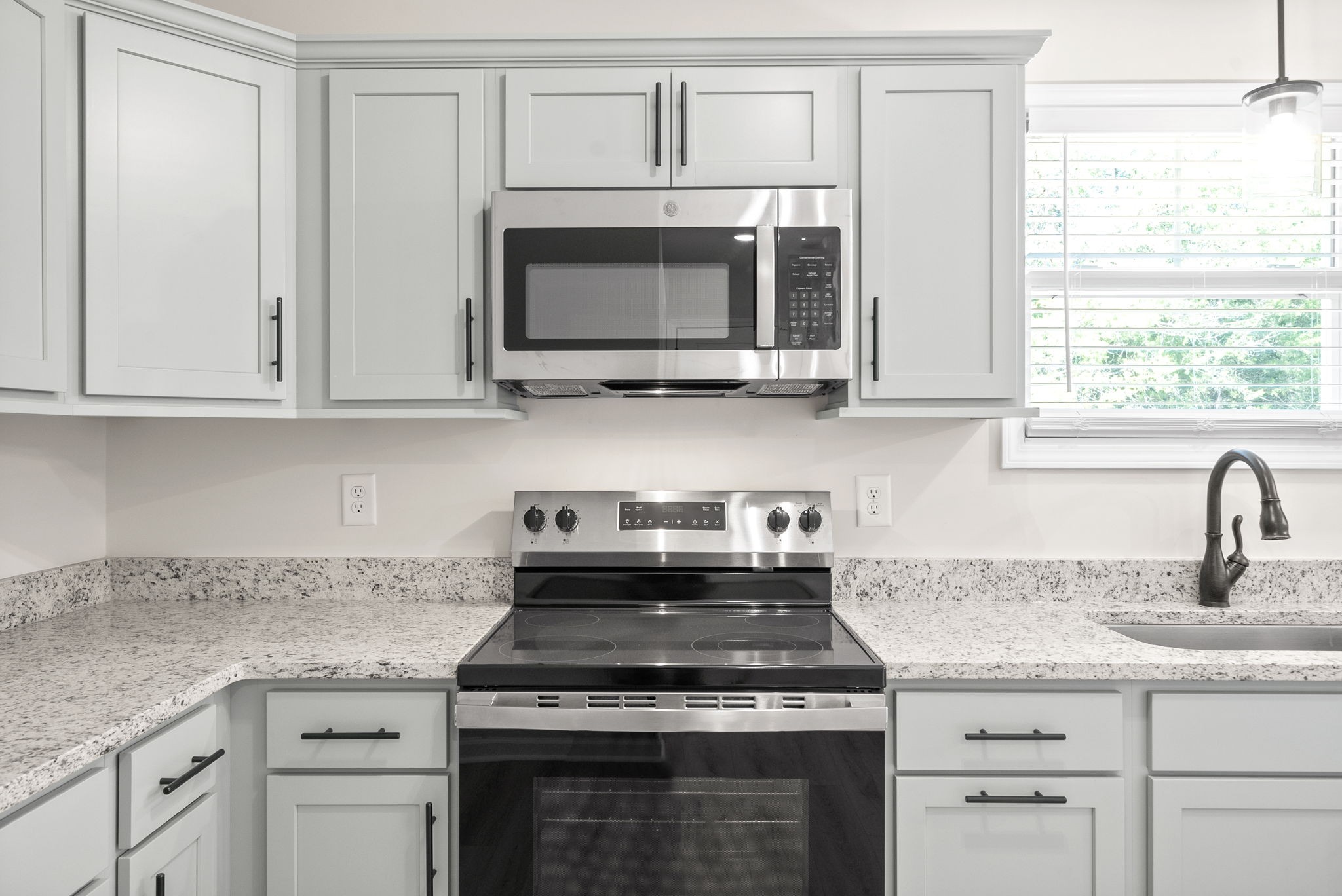 Clarksville, Tennessee 37040, United States, 3 Bedrooms Bedrooms, ,3 BathroomsBathrooms,Residential,Pending,45258