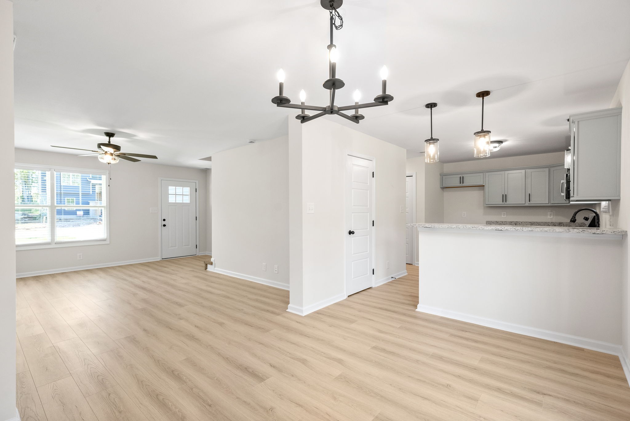 Clarksville, Tennessee 37040, United States, 3 Bedrooms Bedrooms, ,3 BathroomsBathrooms,Residential,Pending,45258