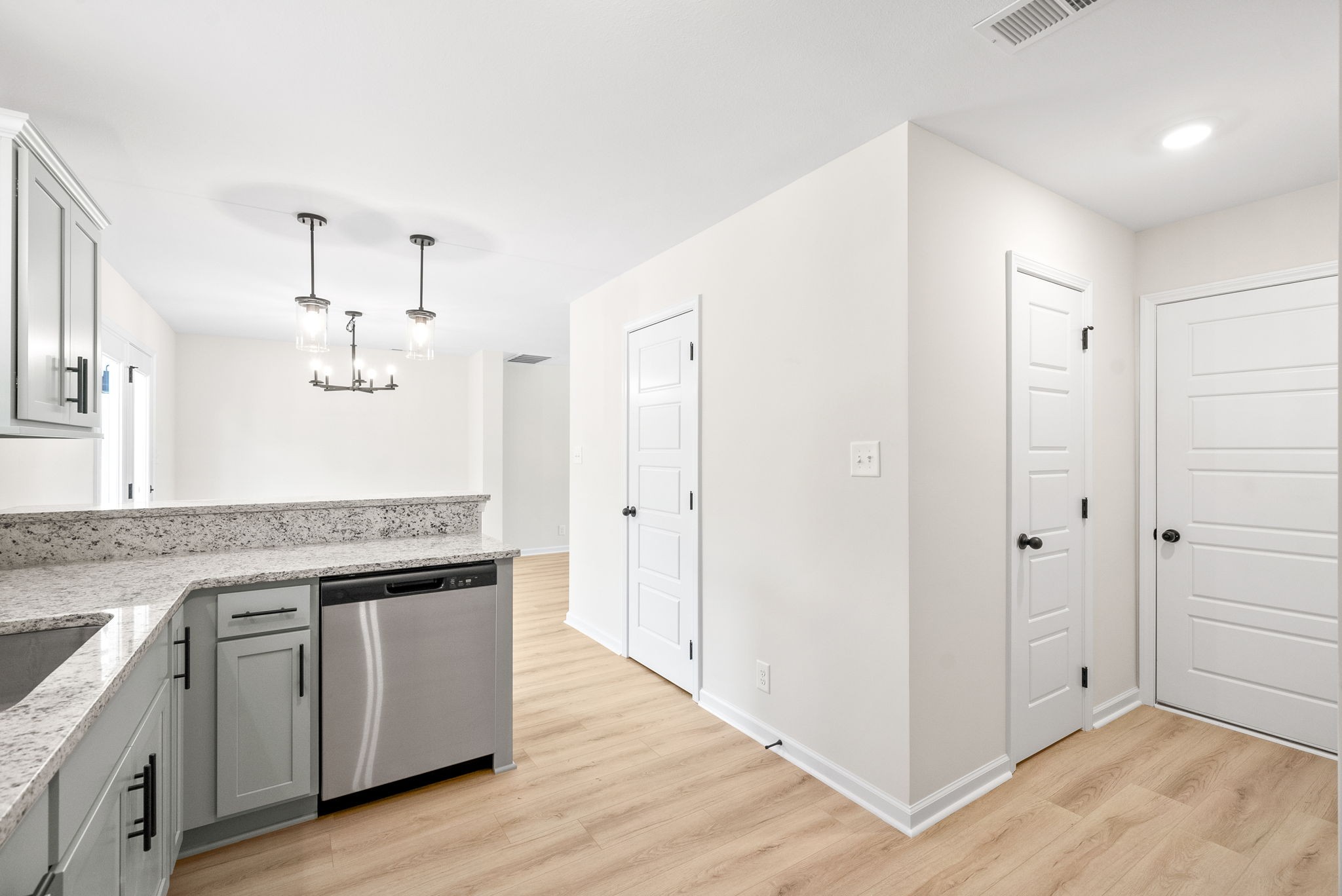 Clarksville, Tennessee 37040, United States, 3 Bedrooms Bedrooms, ,3 BathroomsBathrooms,Residential,Pending,45258