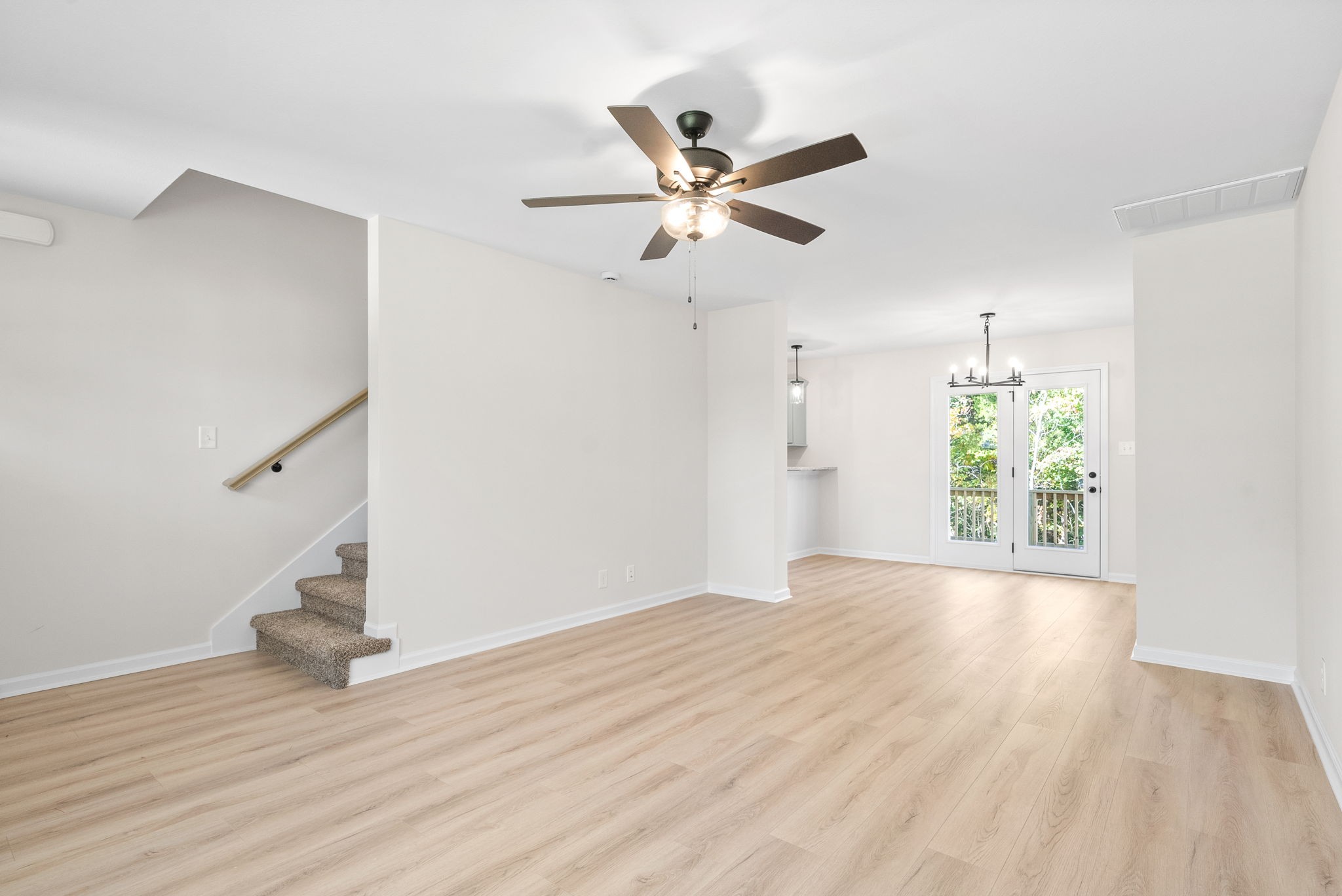 Clarksville, Tennessee 37040, United States, 3 Bedrooms Bedrooms, ,3 BathroomsBathrooms,Residential,Pending,45258