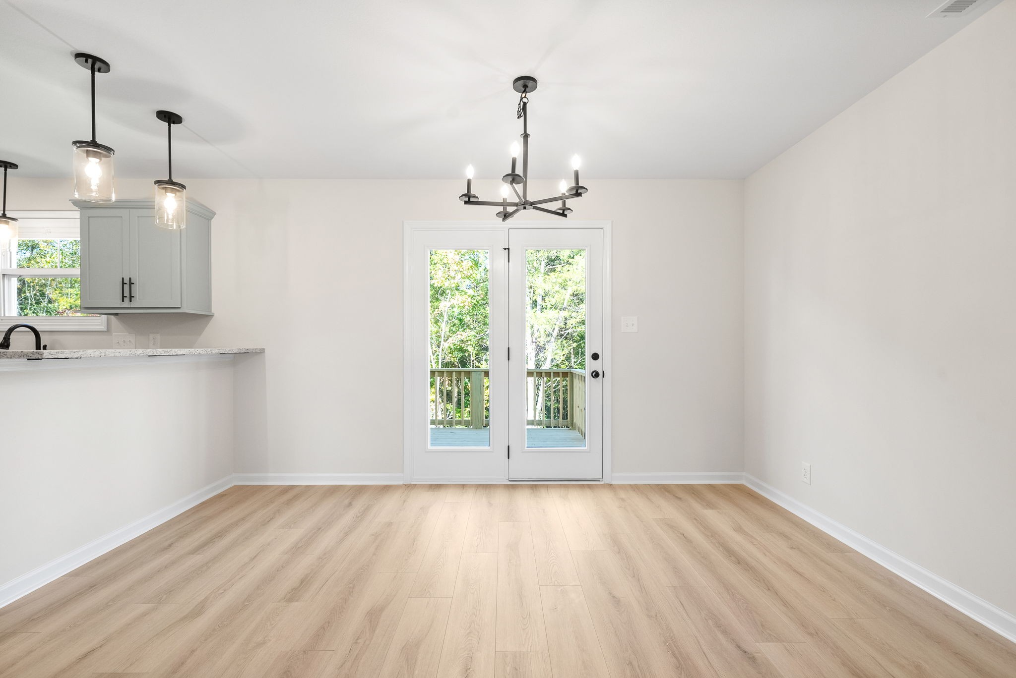 Clarksville, Tennessee 37040, United States, 3 Bedrooms Bedrooms, ,3 BathroomsBathrooms,Residential,Pending,45258