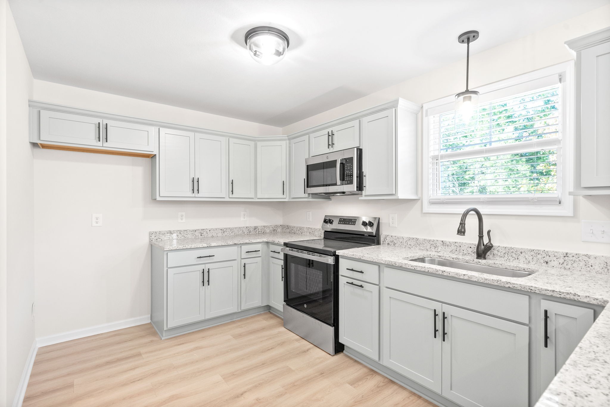 Clarksville, Tennessee 37040, United States, 3 Bedrooms Bedrooms, ,3 BathroomsBathrooms,Residential,Pending,45258