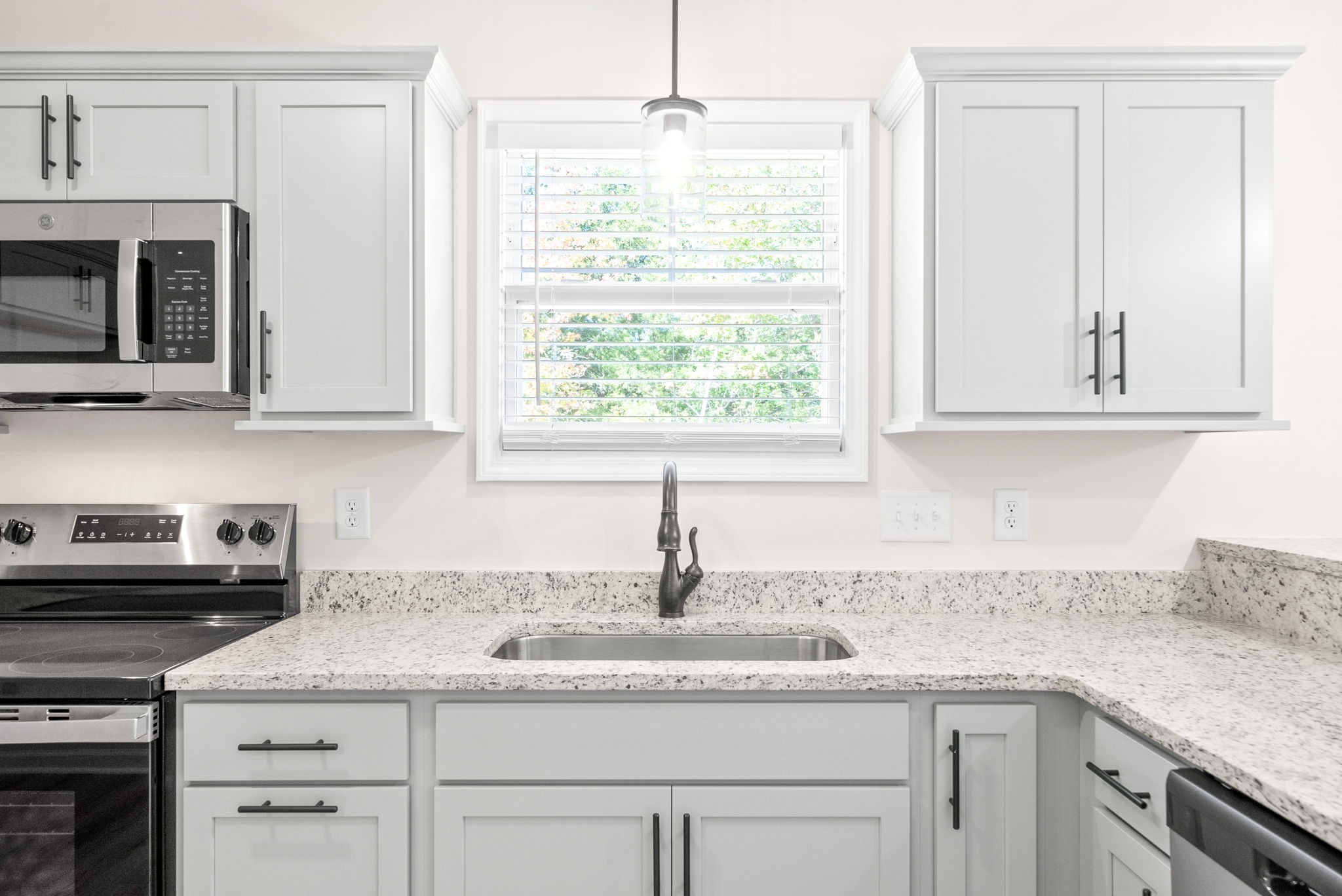 Clarksville, Tennessee 37040, United States, 3 Bedrooms Bedrooms, ,3 BathroomsBathrooms,Residential,Pending,45258