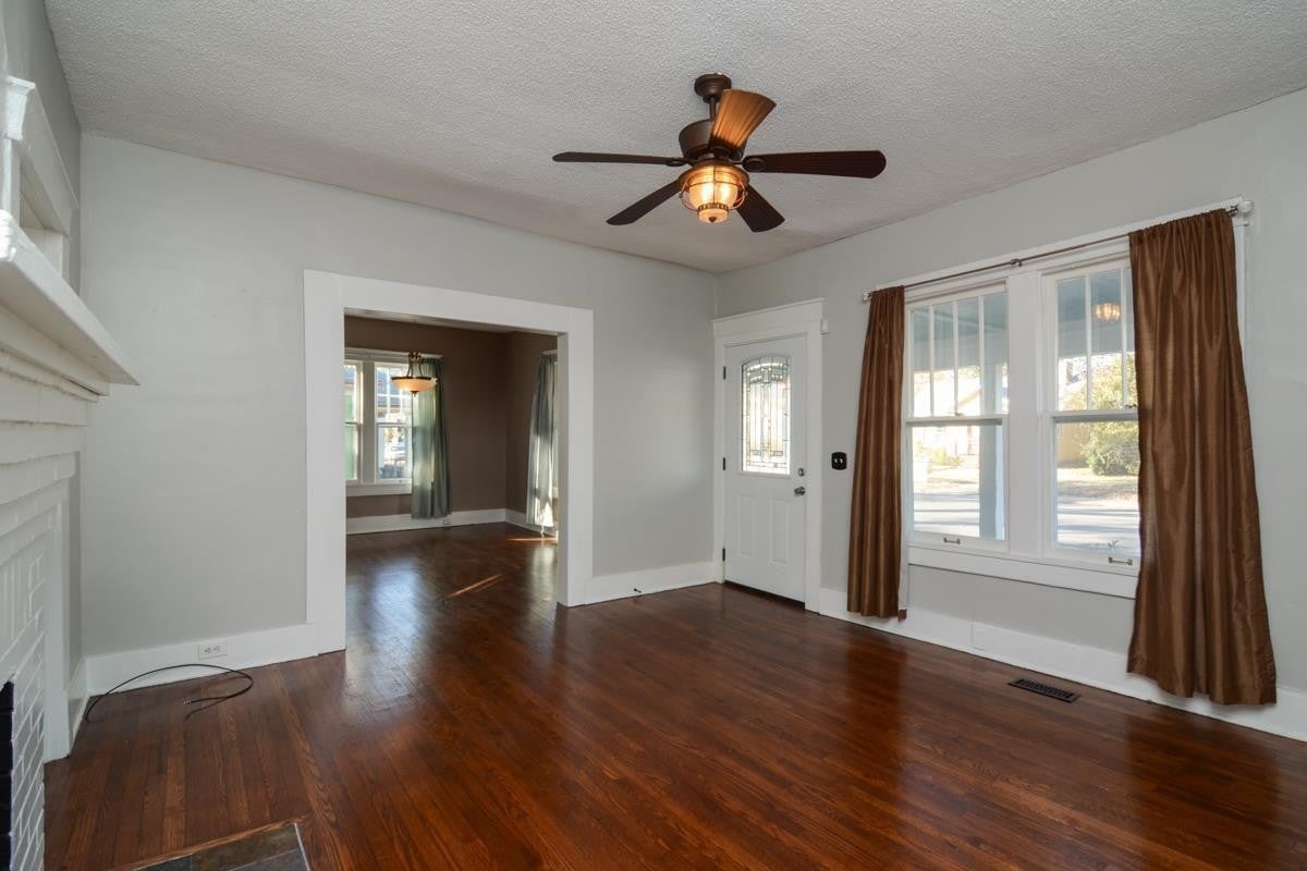 1542 Douglas Ave