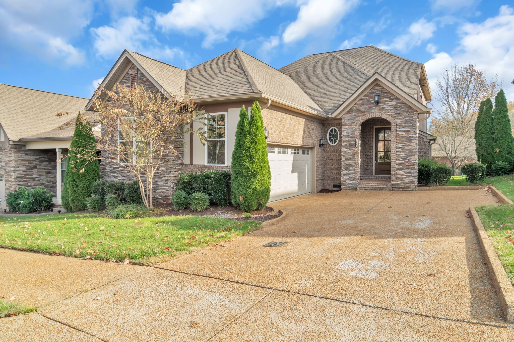 996 Golf Club Ln E