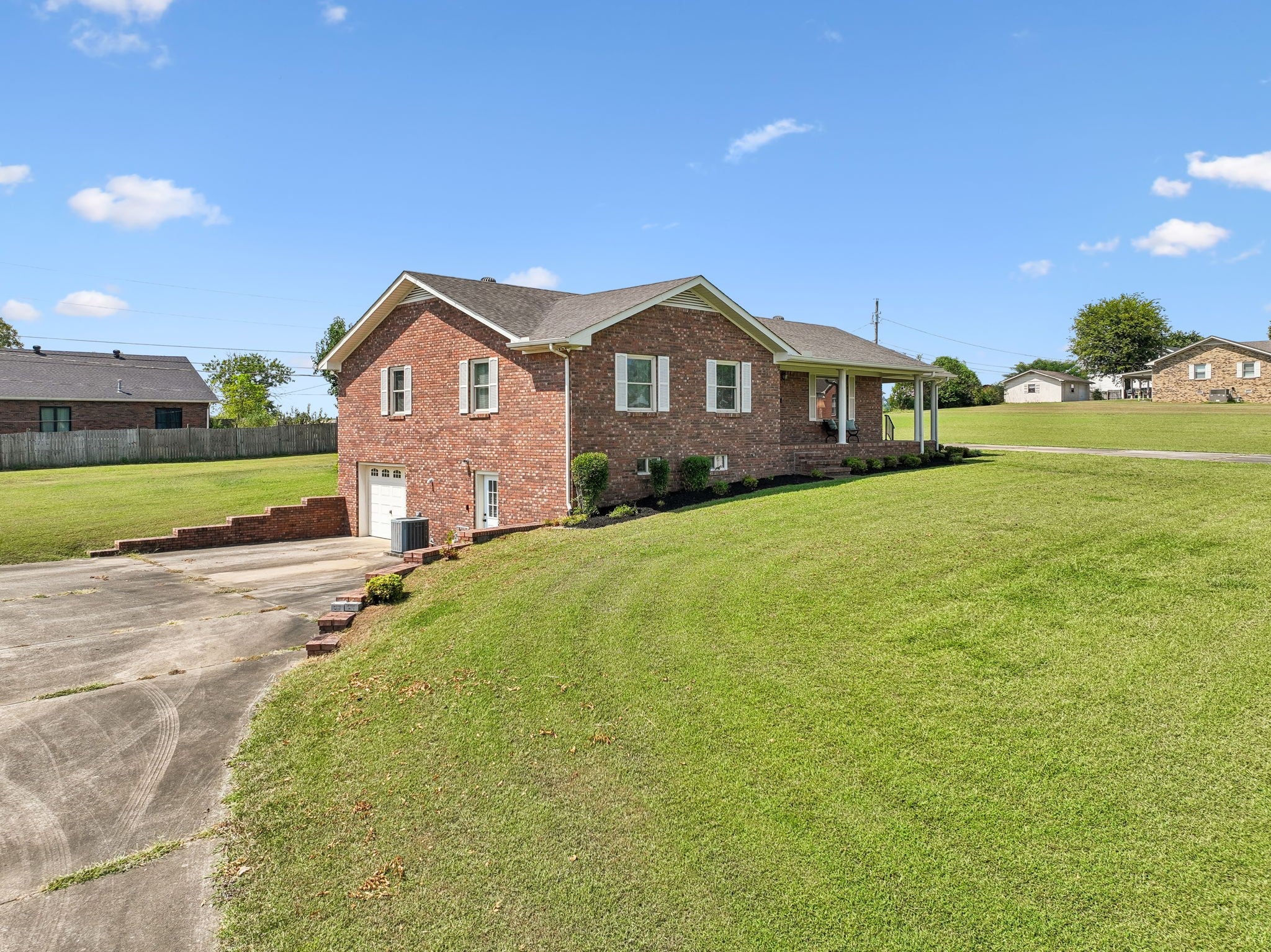 11 Hills Dale Ln W