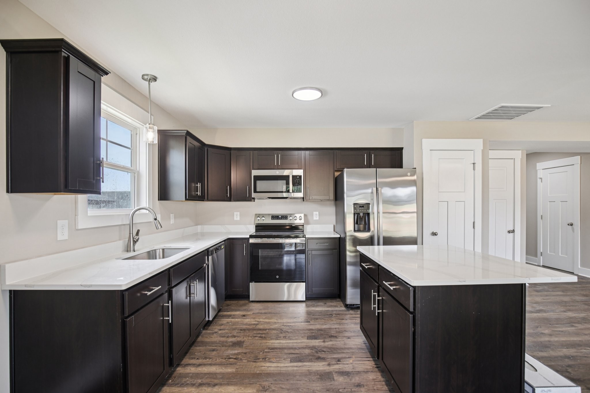 Clarksville, Tennessee 37042, United States, 3 Bedrooms Bedrooms, ,3 BathroomsBathrooms,Residential,Active,195988