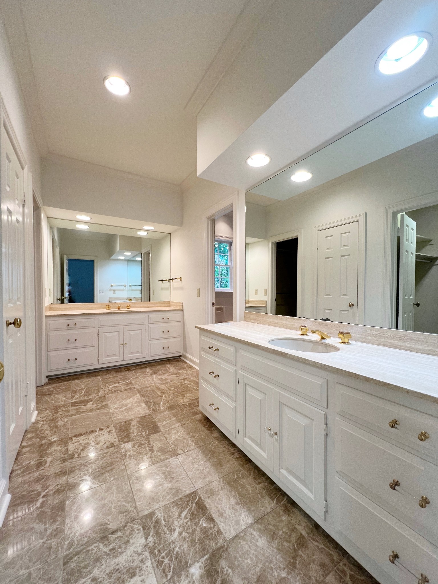 96 Jamestown Park