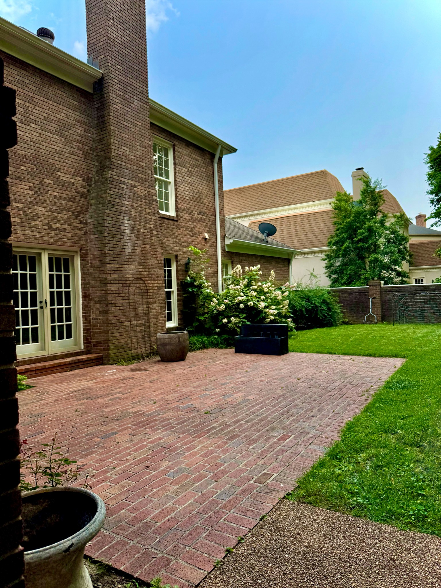 96 Jamestown Park
