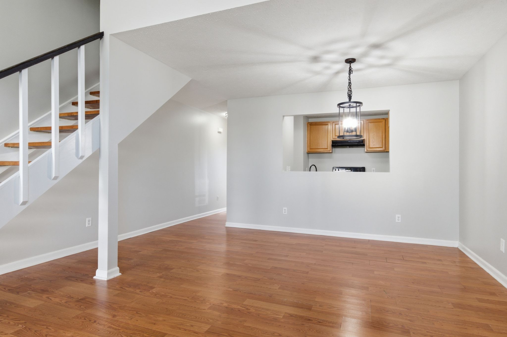 220 Village Cir W 220