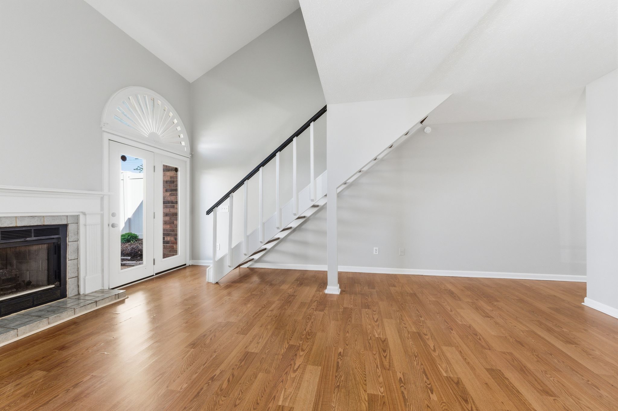 220 Village Cir W 220