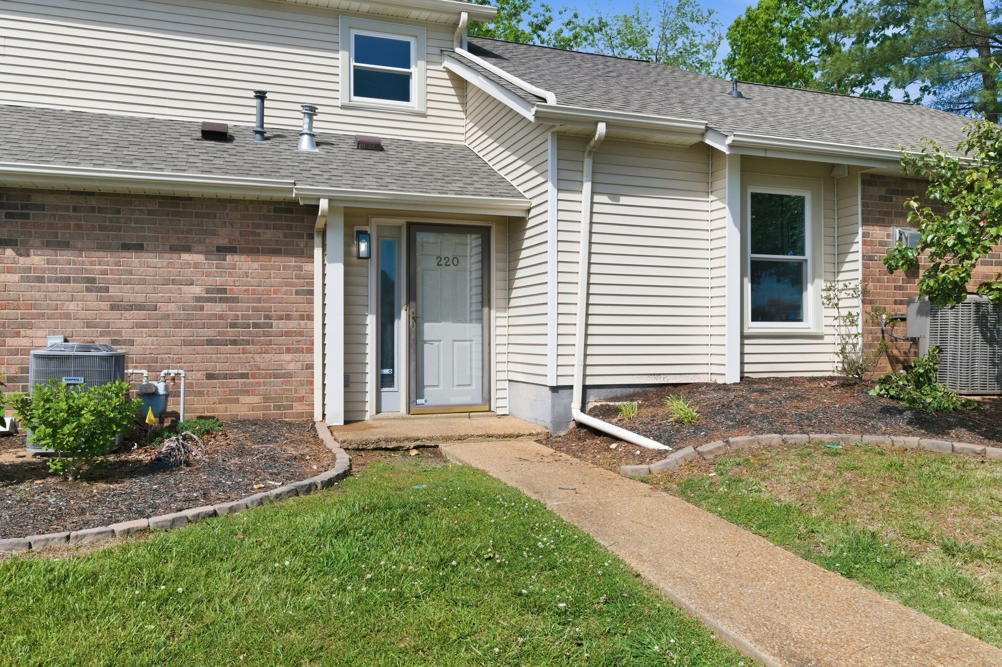 220 Village Cir W 220
