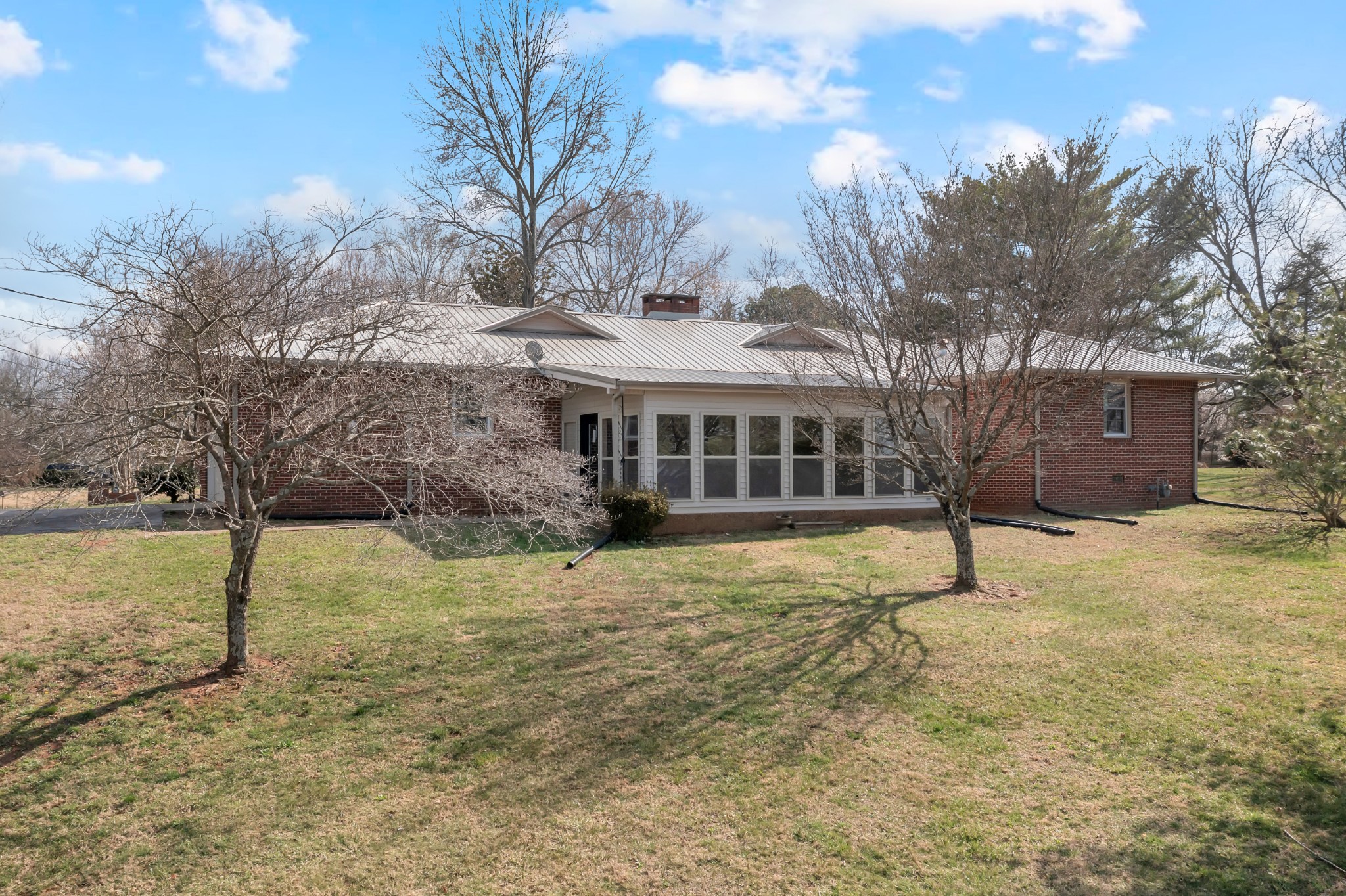 401 E Petty Ln