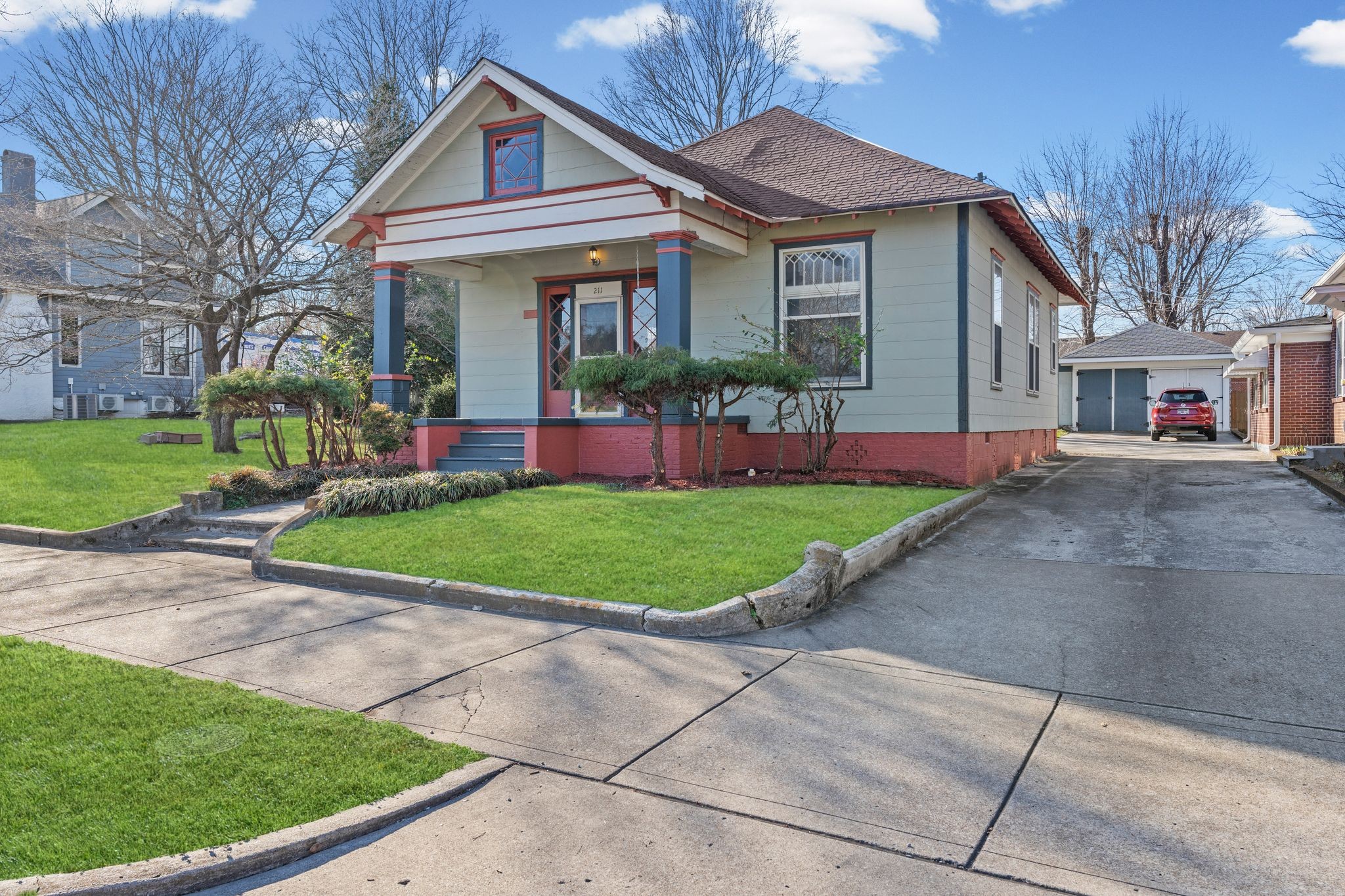 211 N Oak St