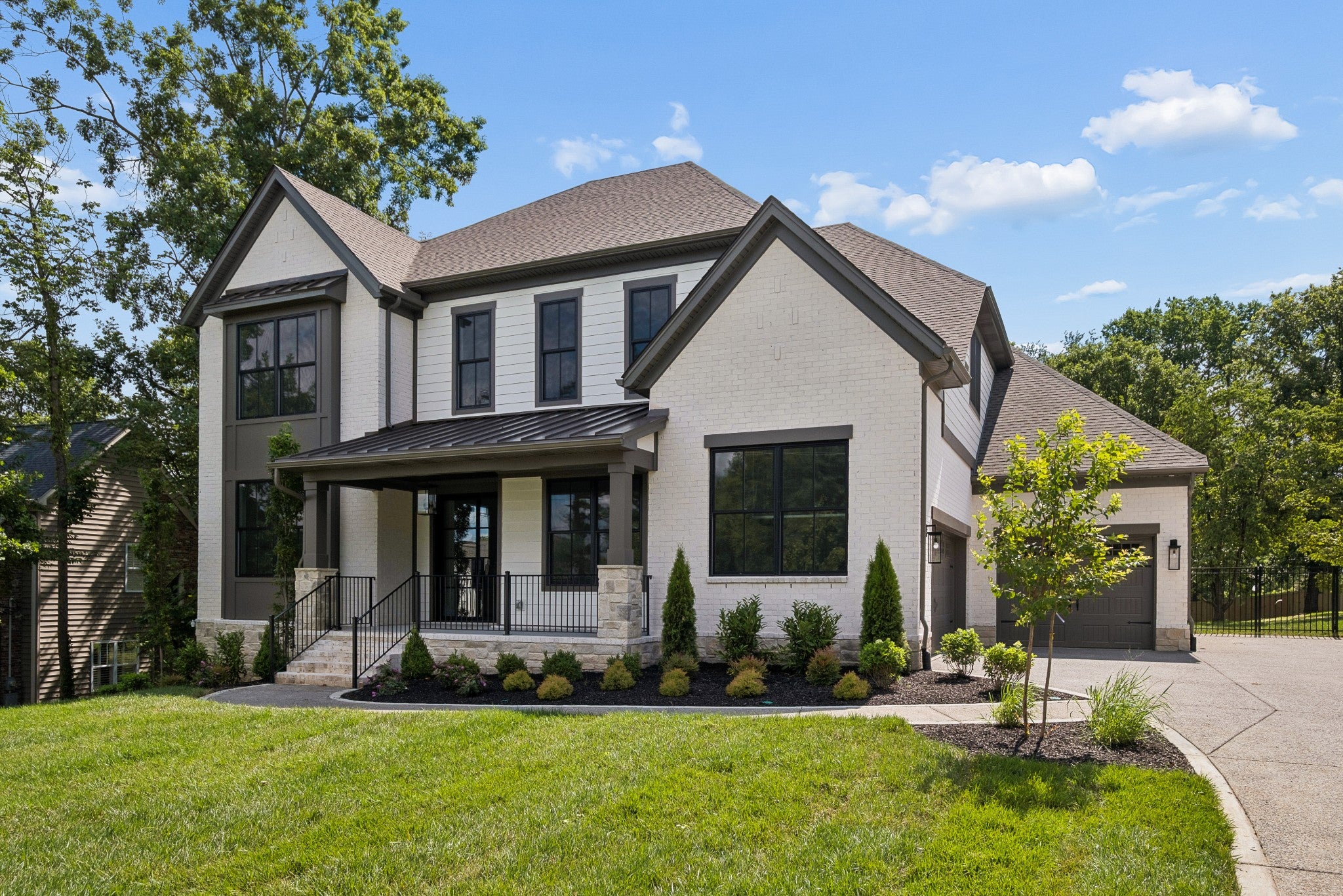 5-bed listing at 2808 White Oak Dr, Nashville