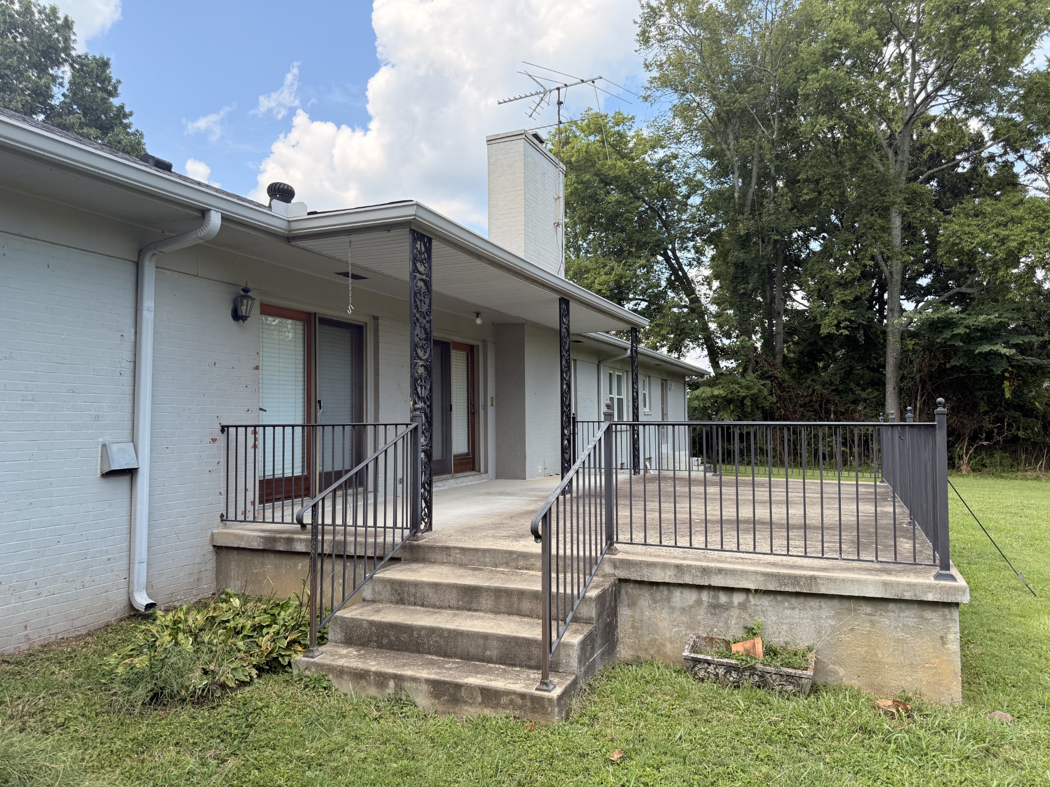 305 Castle Heights Ave