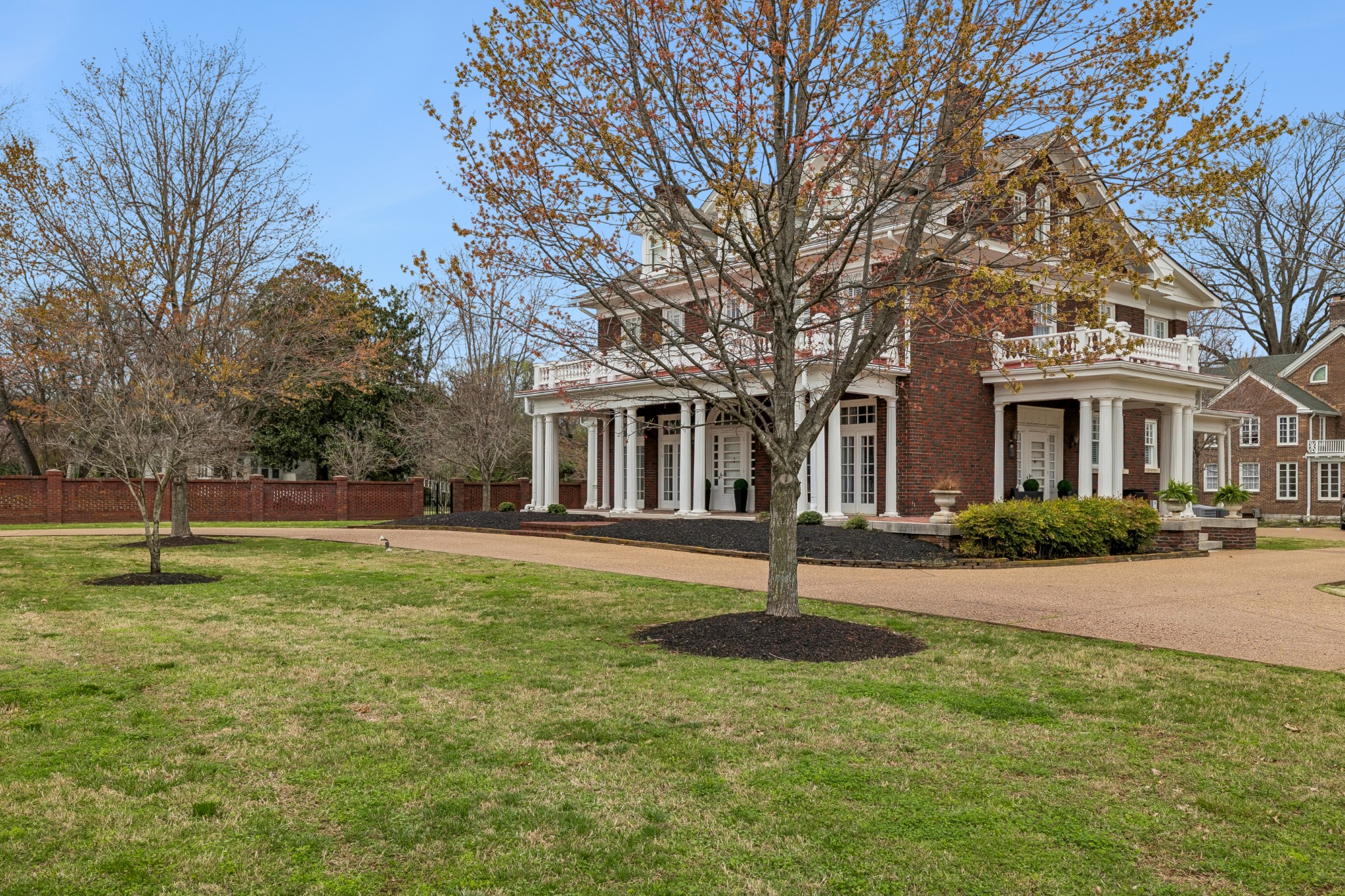 1153 E Main St