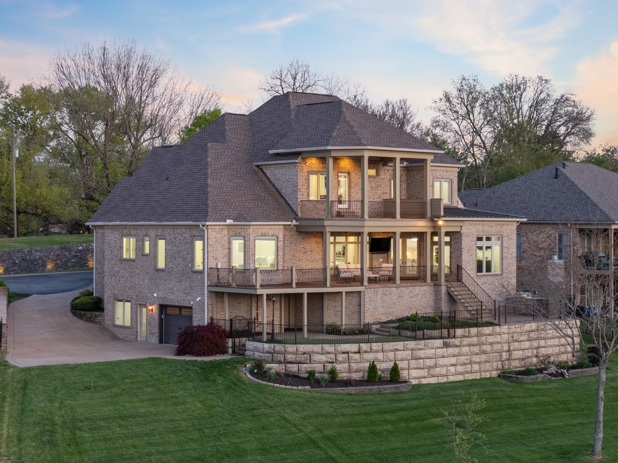 717 Lakeshore Pt