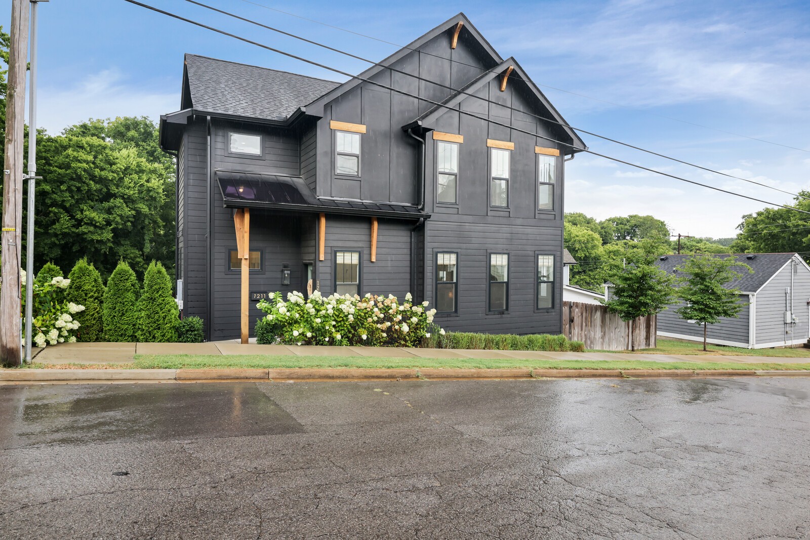 1211 Sevier St