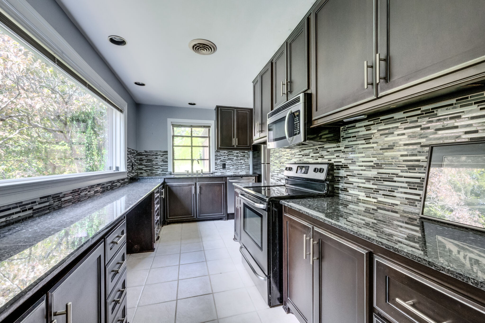 Nashville, Tennessee 37204, United States, 2 Bedrooms Bedrooms, ,1 BathroomBathrooms,Residential,Coming Soon,98501