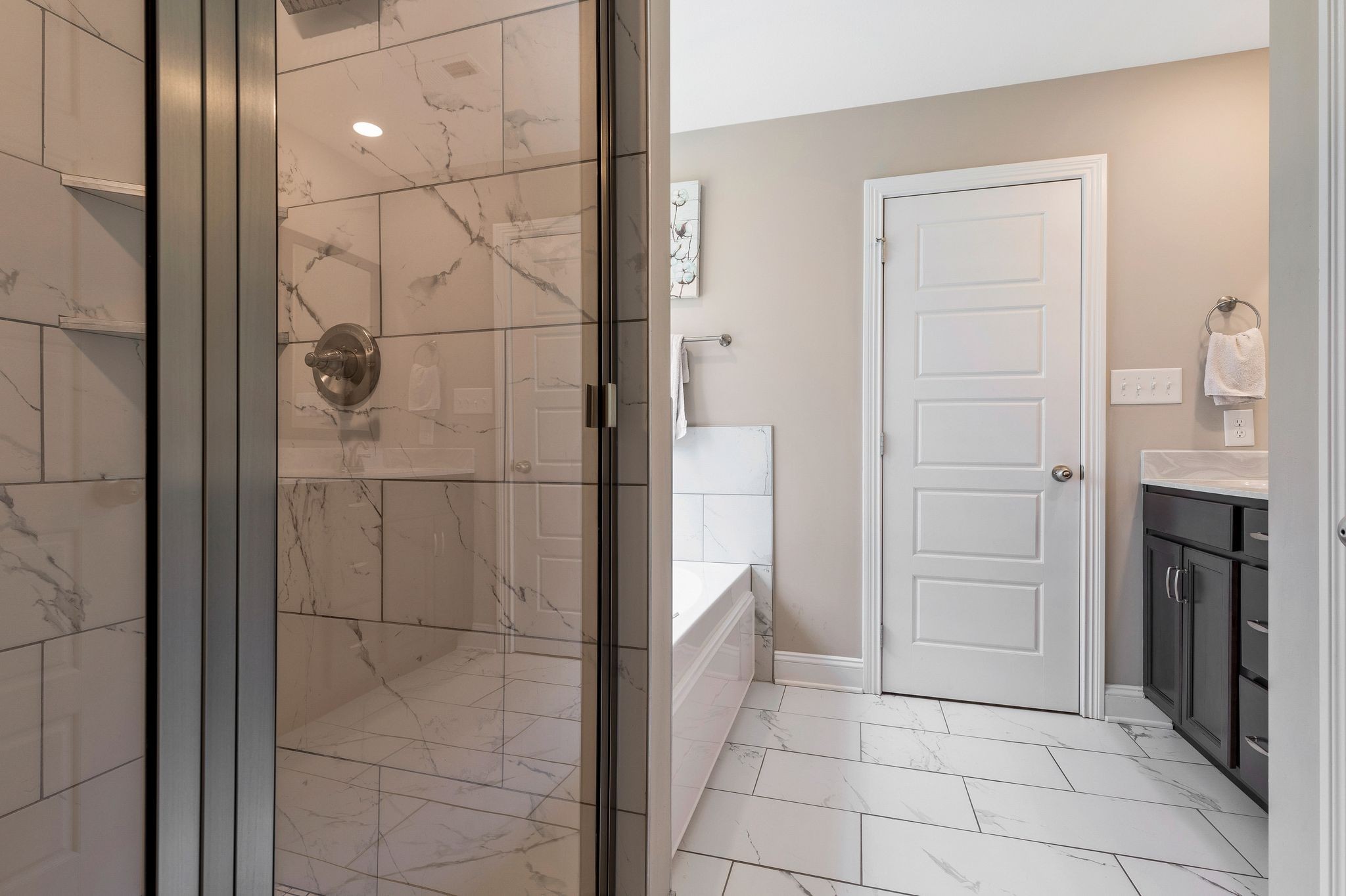 Clarksville, Tennessee 37042, United States, 5 Bedrooms Bedrooms, ,3 BathroomsBathrooms,Residential,Pending,45725