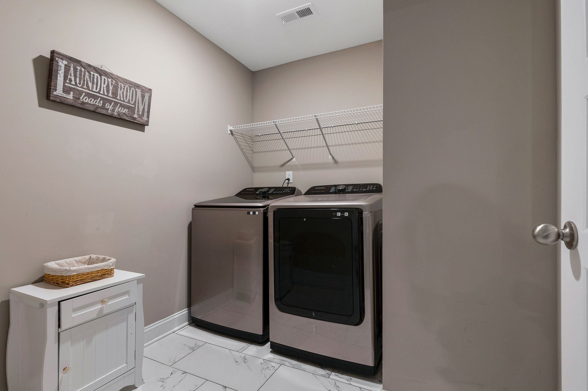 Clarksville, Tennessee 37042, United States, 5 Bedrooms Bedrooms, ,3 BathroomsBathrooms,Residential,Pending,45725