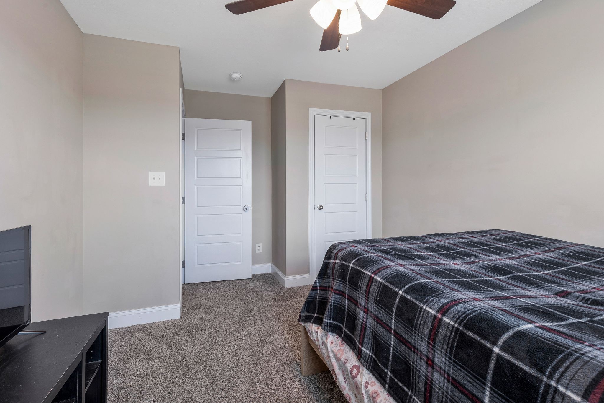 Clarksville, Tennessee 37042, United States, 5 Bedrooms Bedrooms, ,3 BathroomsBathrooms,Residential,Pending,45725