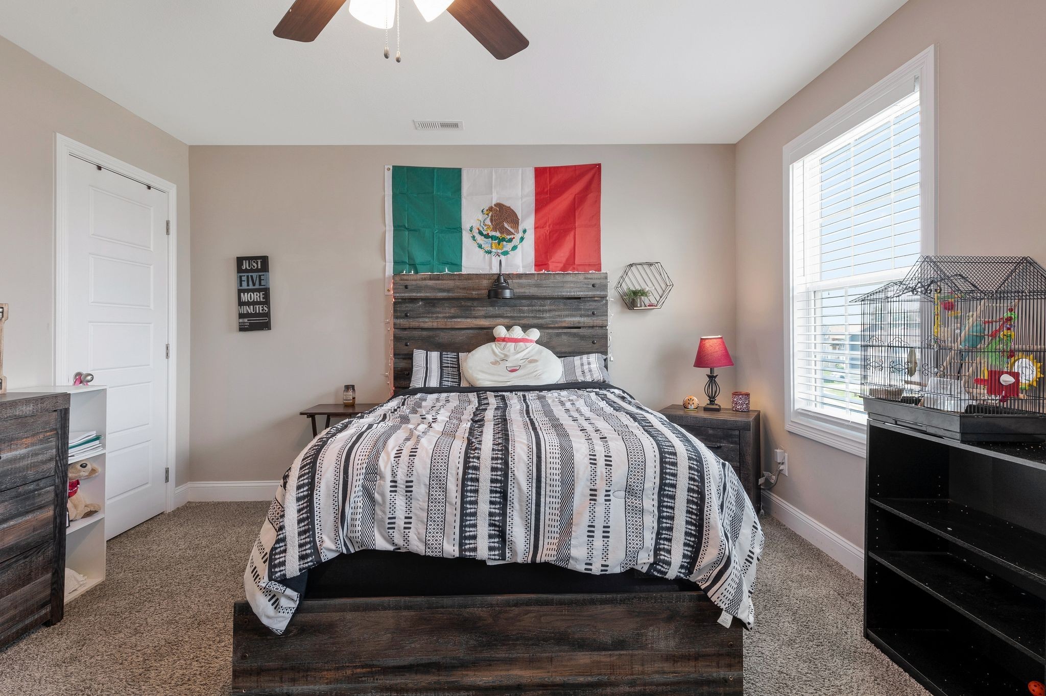 Clarksville, Tennessee 37042, United States, 5 Bedrooms Bedrooms, ,3 BathroomsBathrooms,Residential,Pending,45725