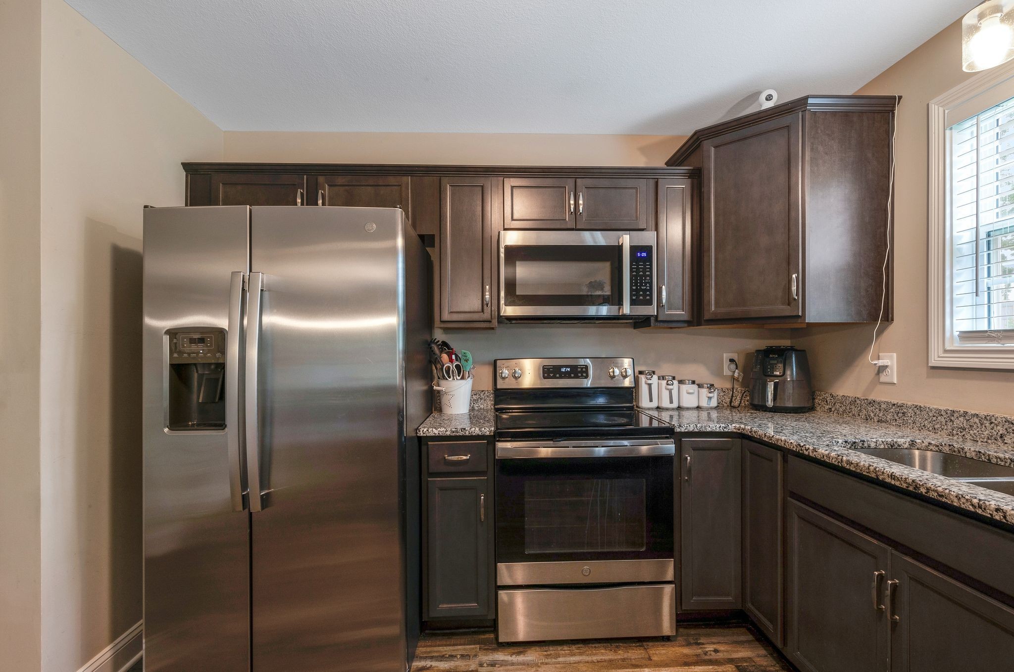 Clarksville, Tennessee 37042, United States, 5 Bedrooms Bedrooms, ,3 BathroomsBathrooms,Residential,Pending,45725