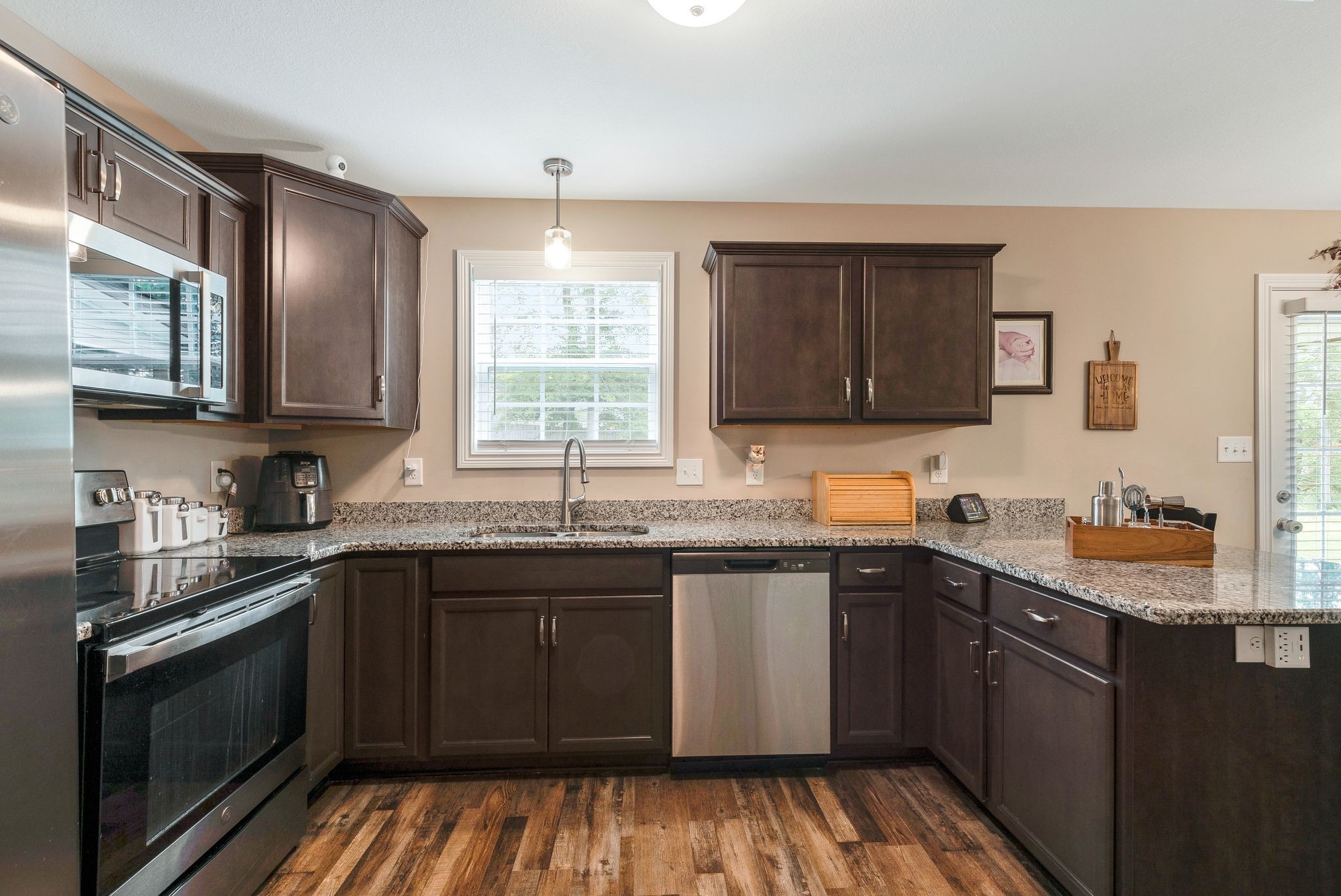 Clarksville, Tennessee 37042, United States, 5 Bedrooms Bedrooms, ,3 BathroomsBathrooms,Residential,Pending,45725