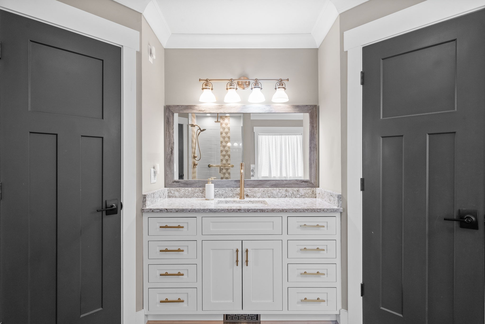 Clarksville, Tennessee 37043, United States, 2 Bedrooms Bedrooms, ,2 BathroomsBathrooms,Residential,Pending,91282