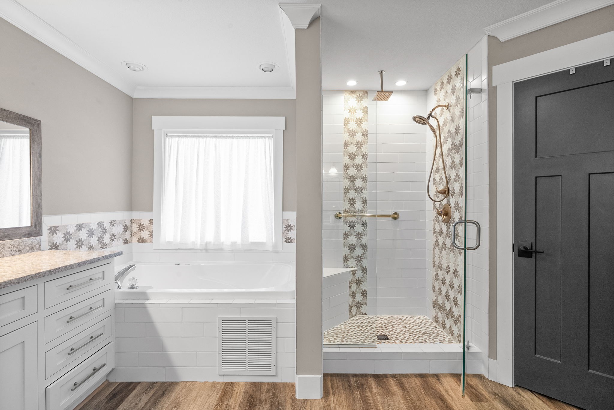 Clarksville, Tennessee 37043, United States, 2 Bedrooms Bedrooms, ,2 BathroomsBathrooms,Residential,Pending,91282