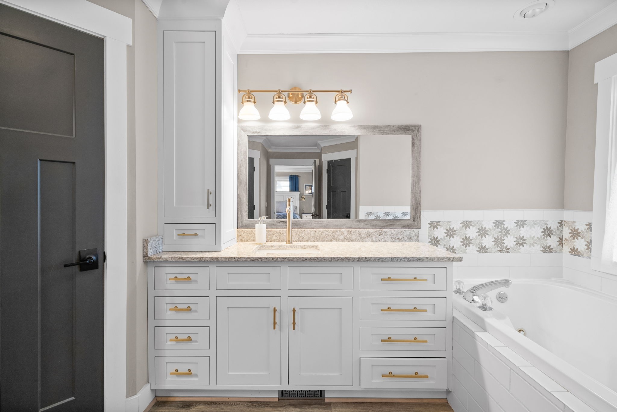 Clarksville, Tennessee 37043, United States, 2 Bedrooms Bedrooms, ,2 BathroomsBathrooms,Residential,Pending,91282