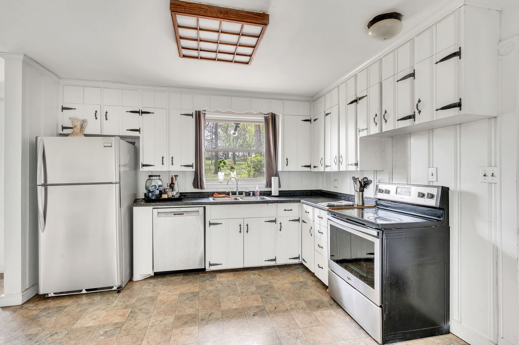 Nashville, Tennessee 37207, United States, 3 Bedrooms Bedrooms, ,2 BathroomsBathrooms,Residential,Pending,94717