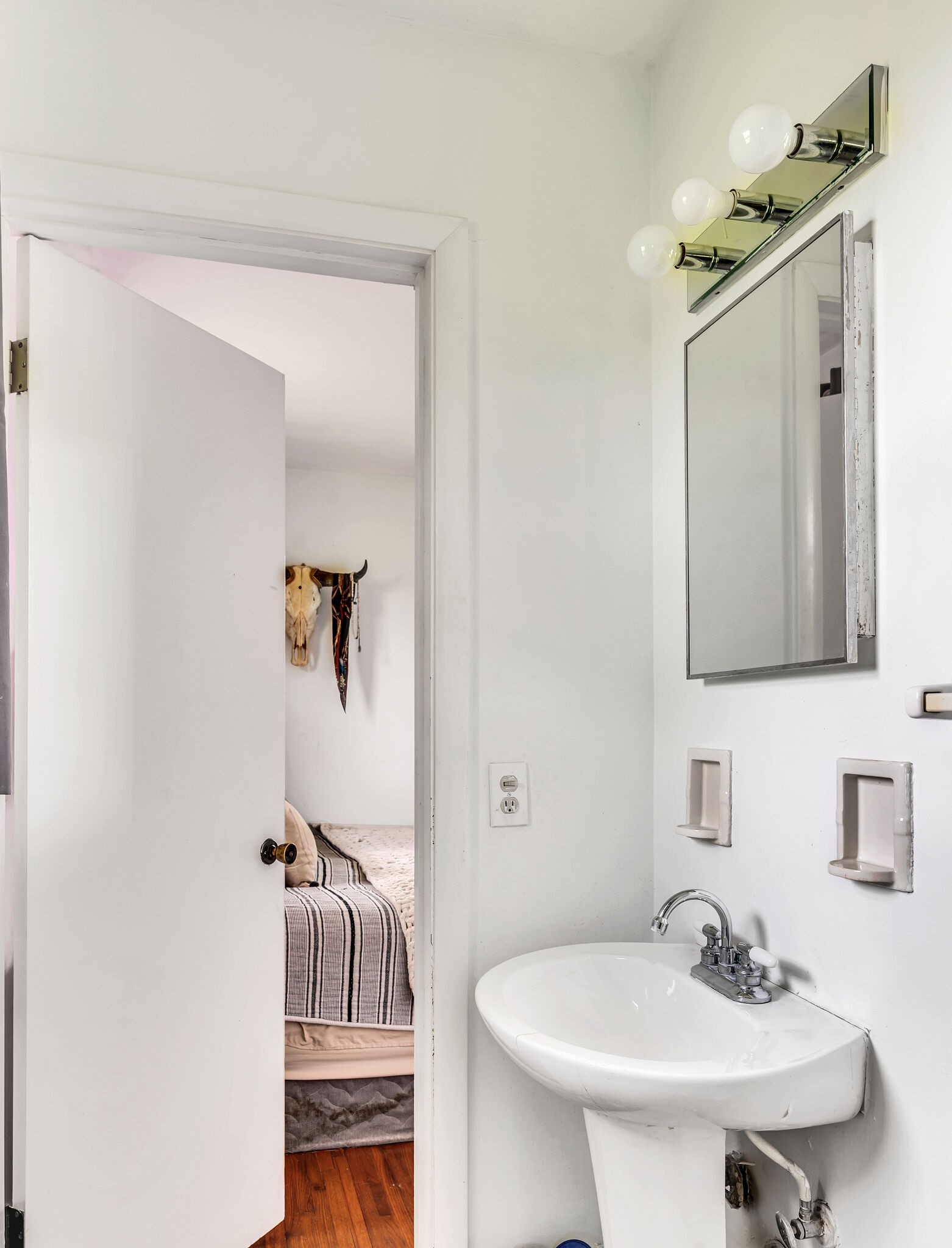 Nashville, Tennessee 37207, United States, 3 Bedrooms Bedrooms, ,2 BathroomsBathrooms,Residential,Pending,94717