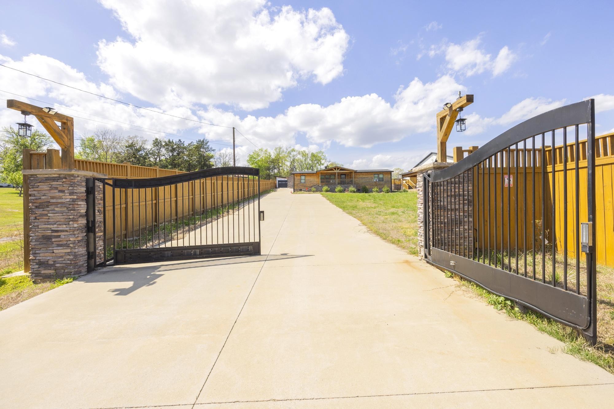 2060 Old Lebanon Dirt Rd