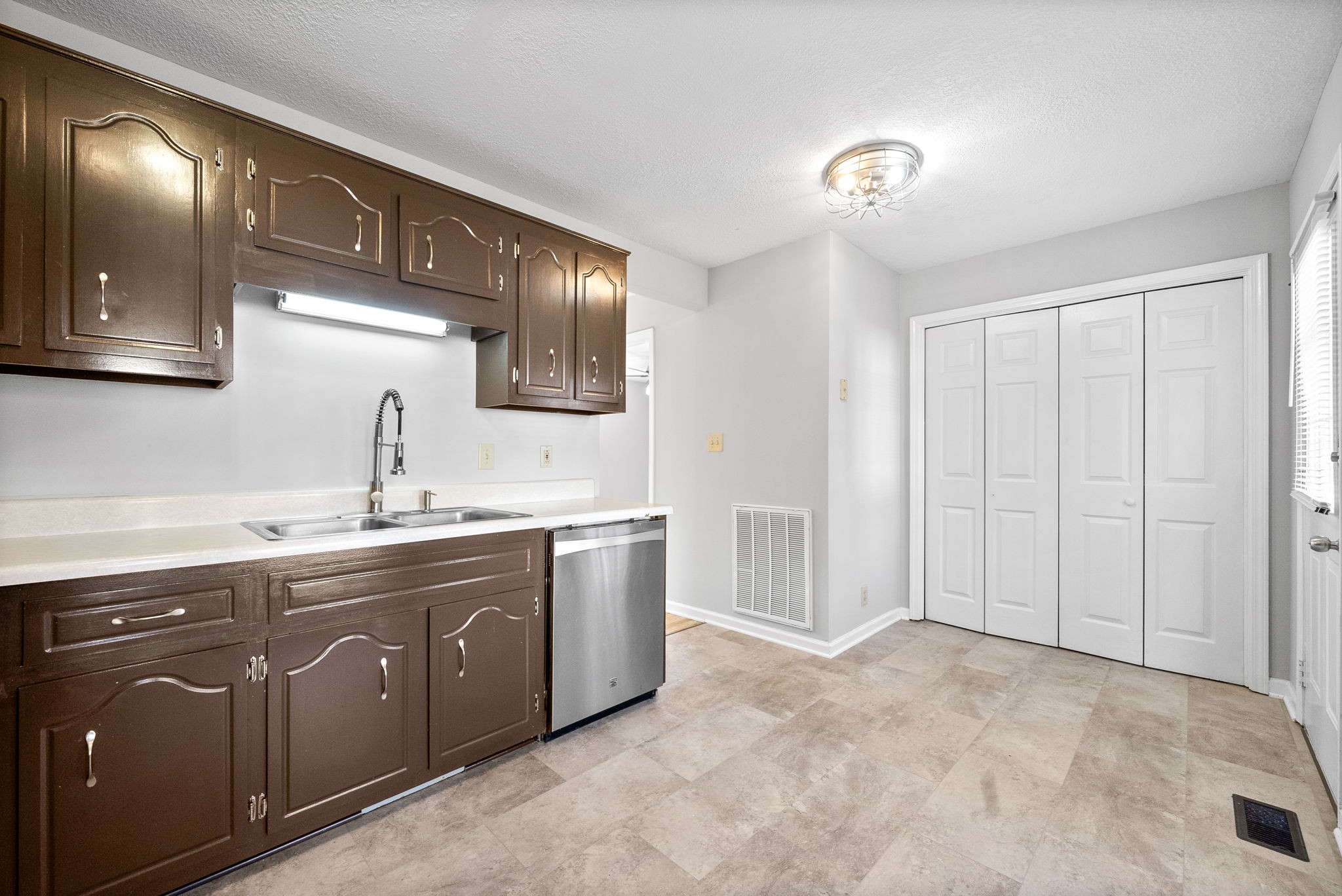 Clarksville, Tennessee 37042, United States, 3 Bedrooms Bedrooms, ,2 BathroomsBathrooms,Residential,Active,176858