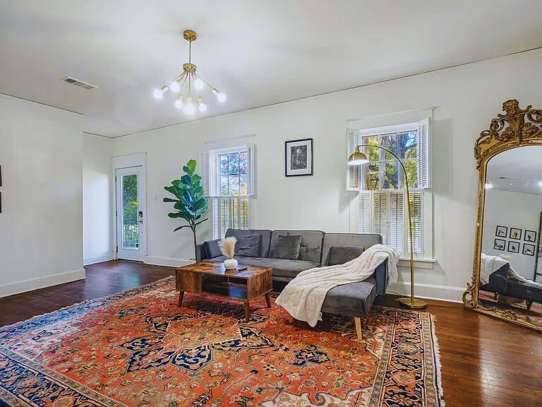 816 Charles Pl