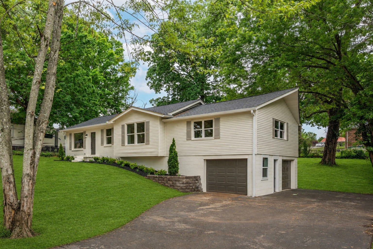 312 Bluebird Ln