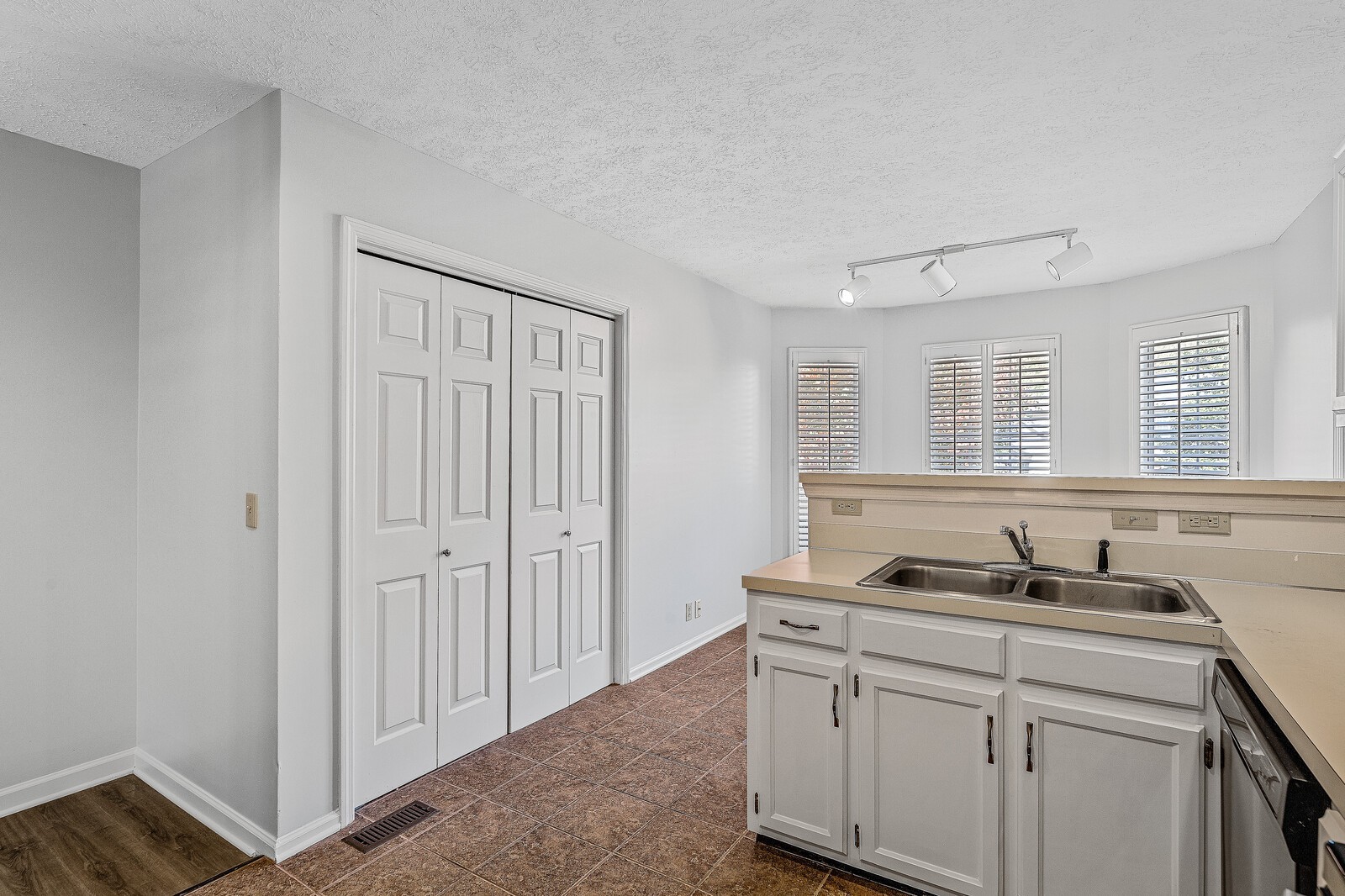 Nashville, Tennessee 37211, United States, 3 Bedrooms Bedrooms, ,2 BathroomsBathrooms,Residential,Active,255010