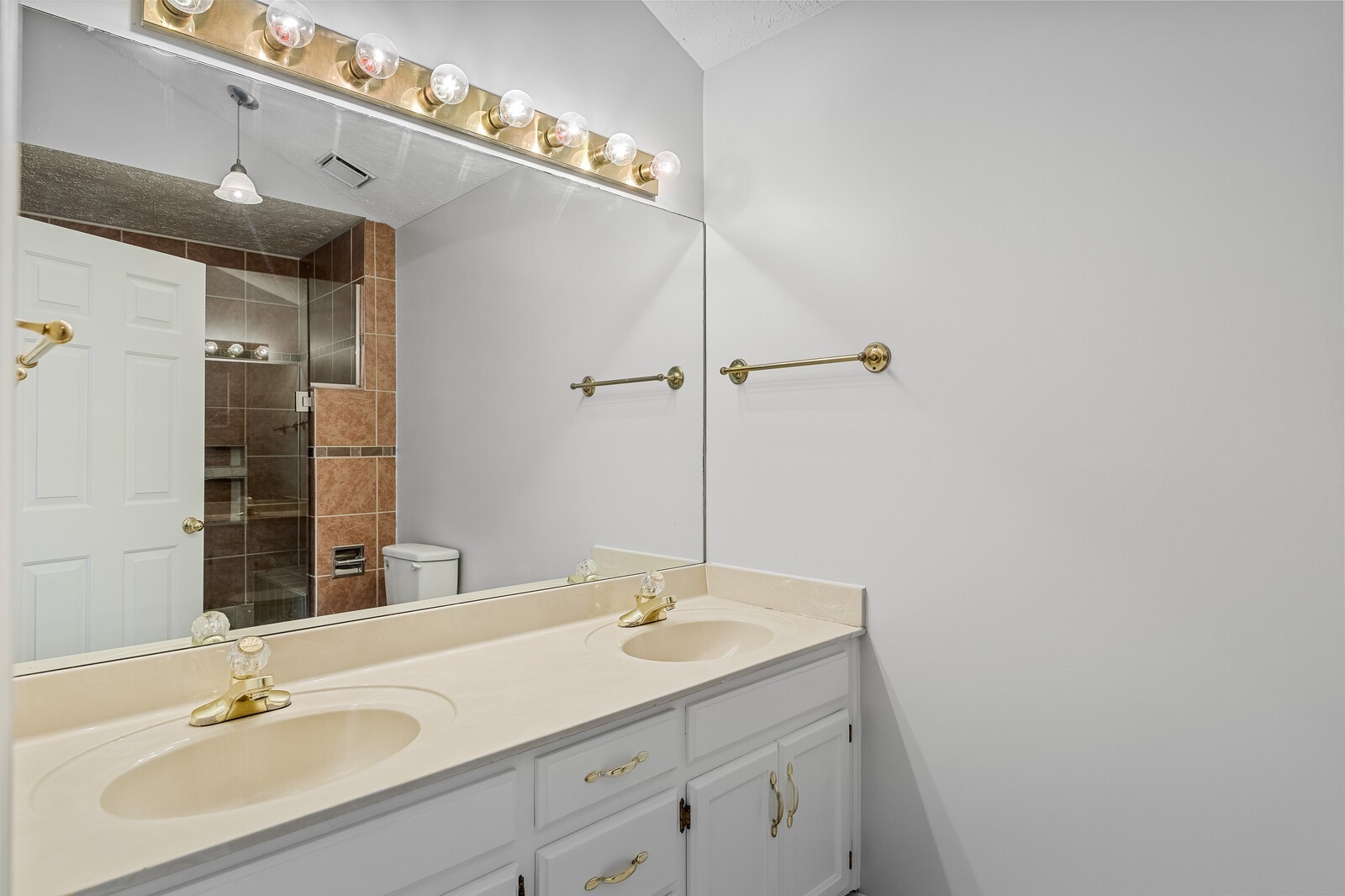 Nashville, Tennessee 37211, United States, 3 Bedrooms Bedrooms, ,2 BathroomsBathrooms,Residential,Active,255010