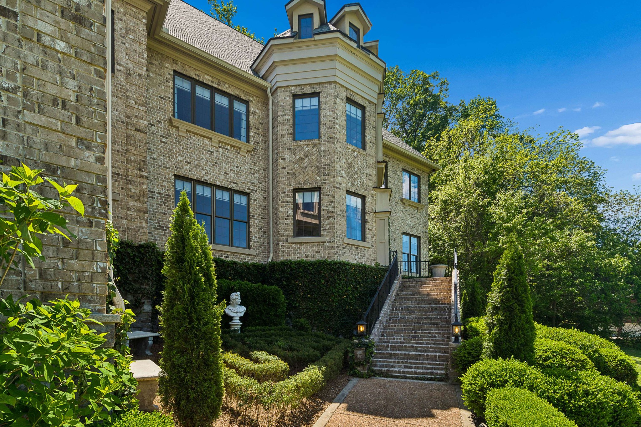 1060 Natchez Valley Ln