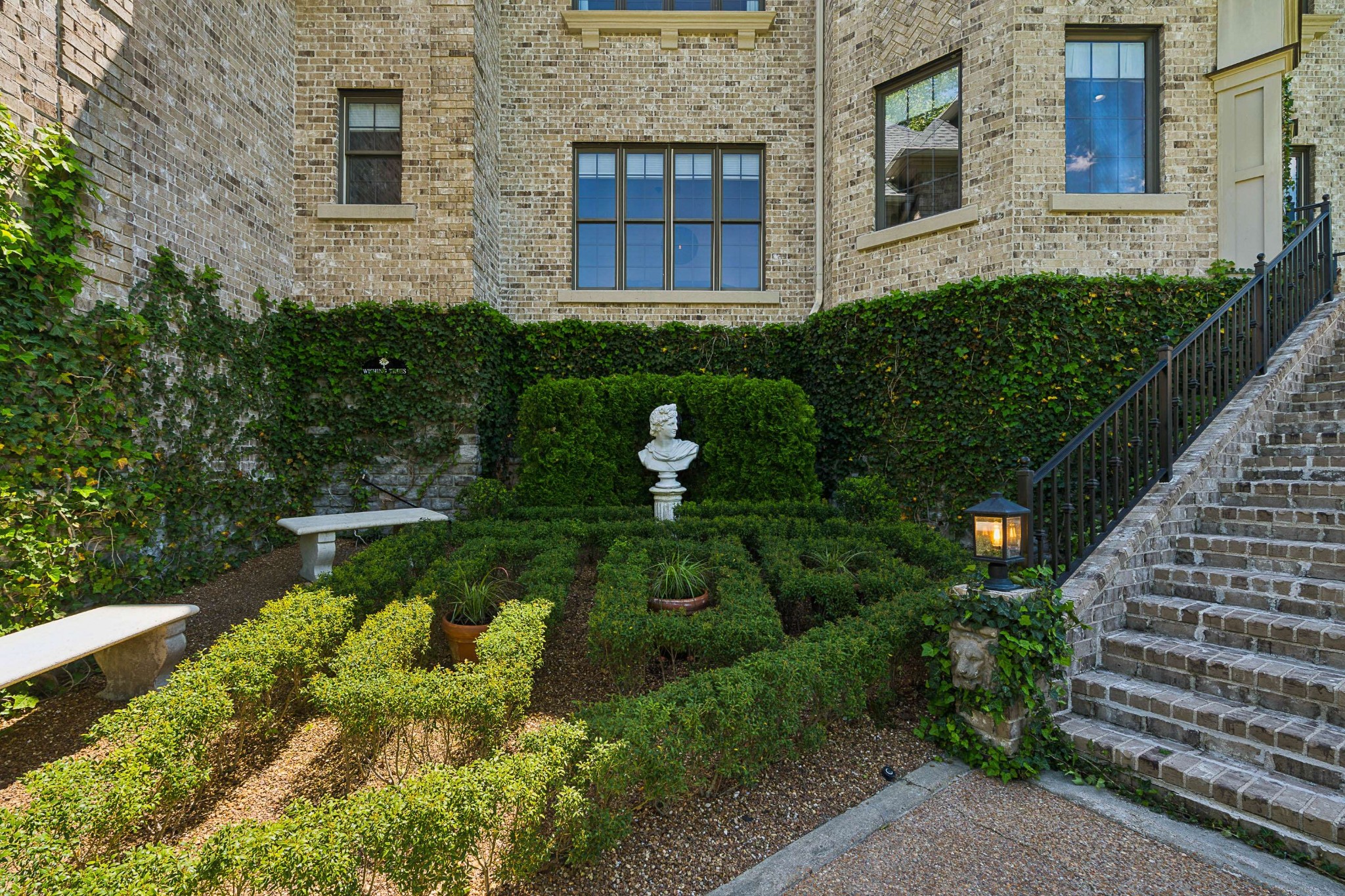 1060 Natchez Valley Ln