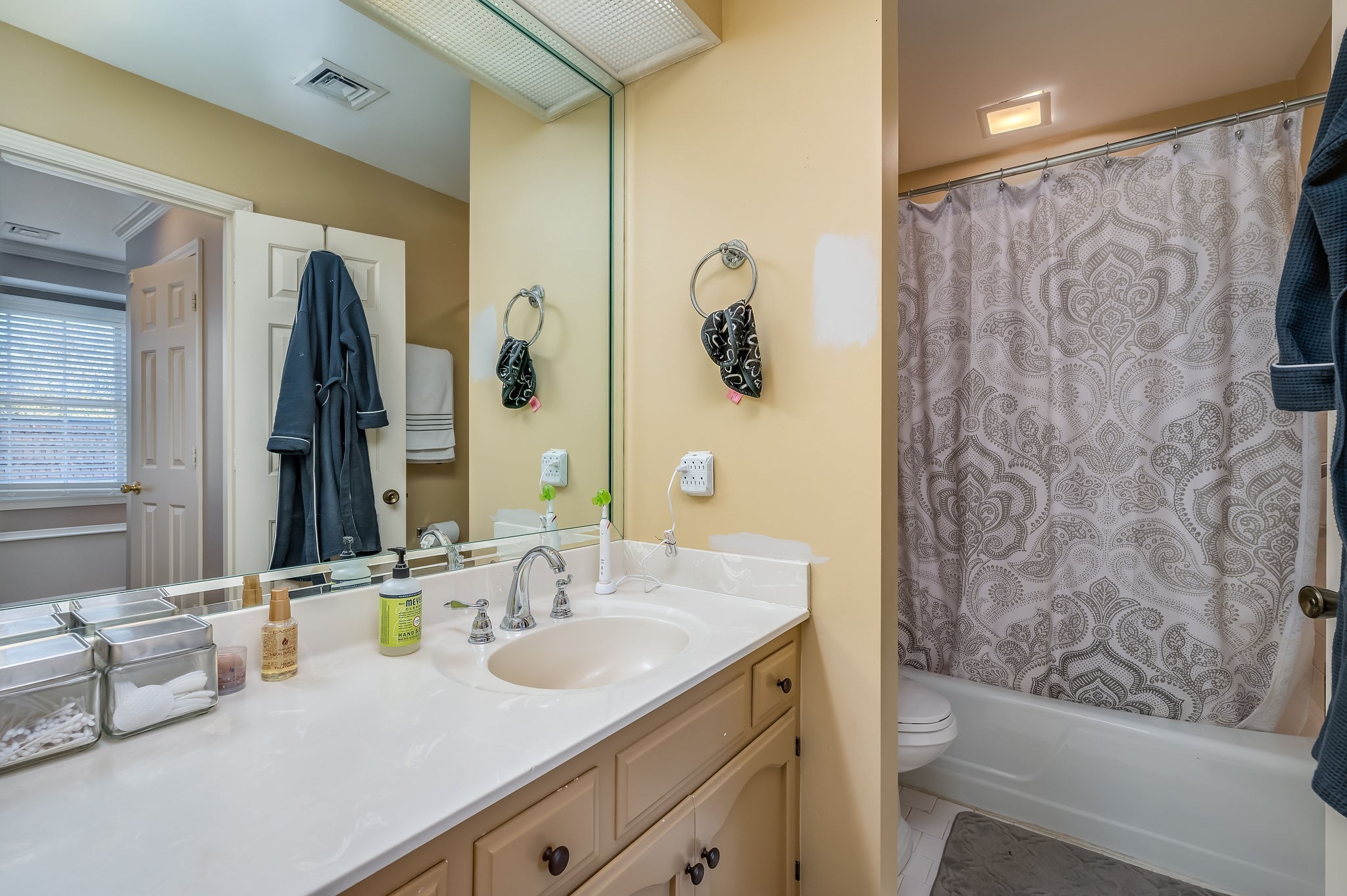 Nashville, Tennessee 37205, United States, 3 Bedrooms Bedrooms, ,3 BathroomsBathrooms,Residential,Active,6569