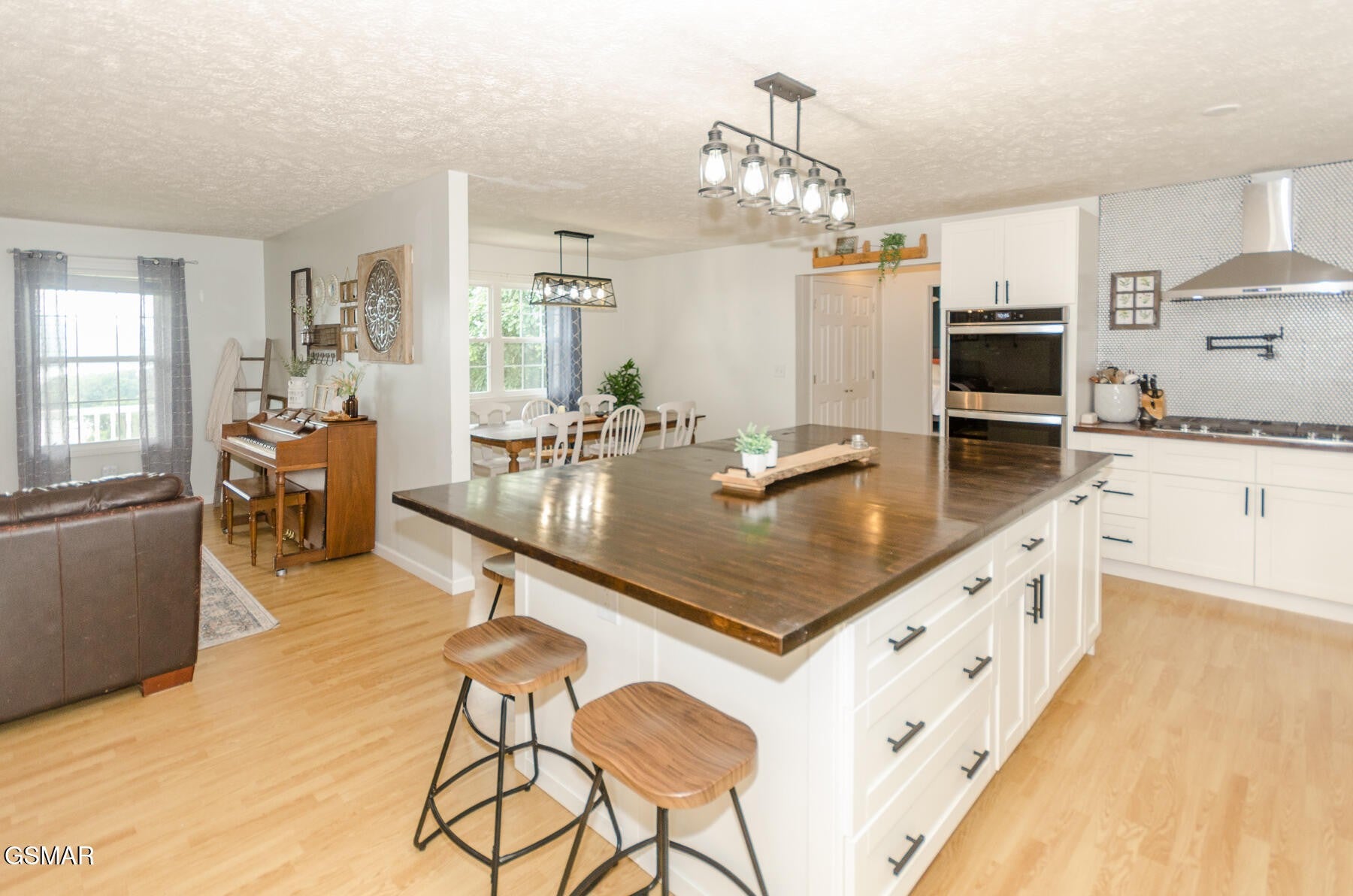 4580 Lakeshore Drive