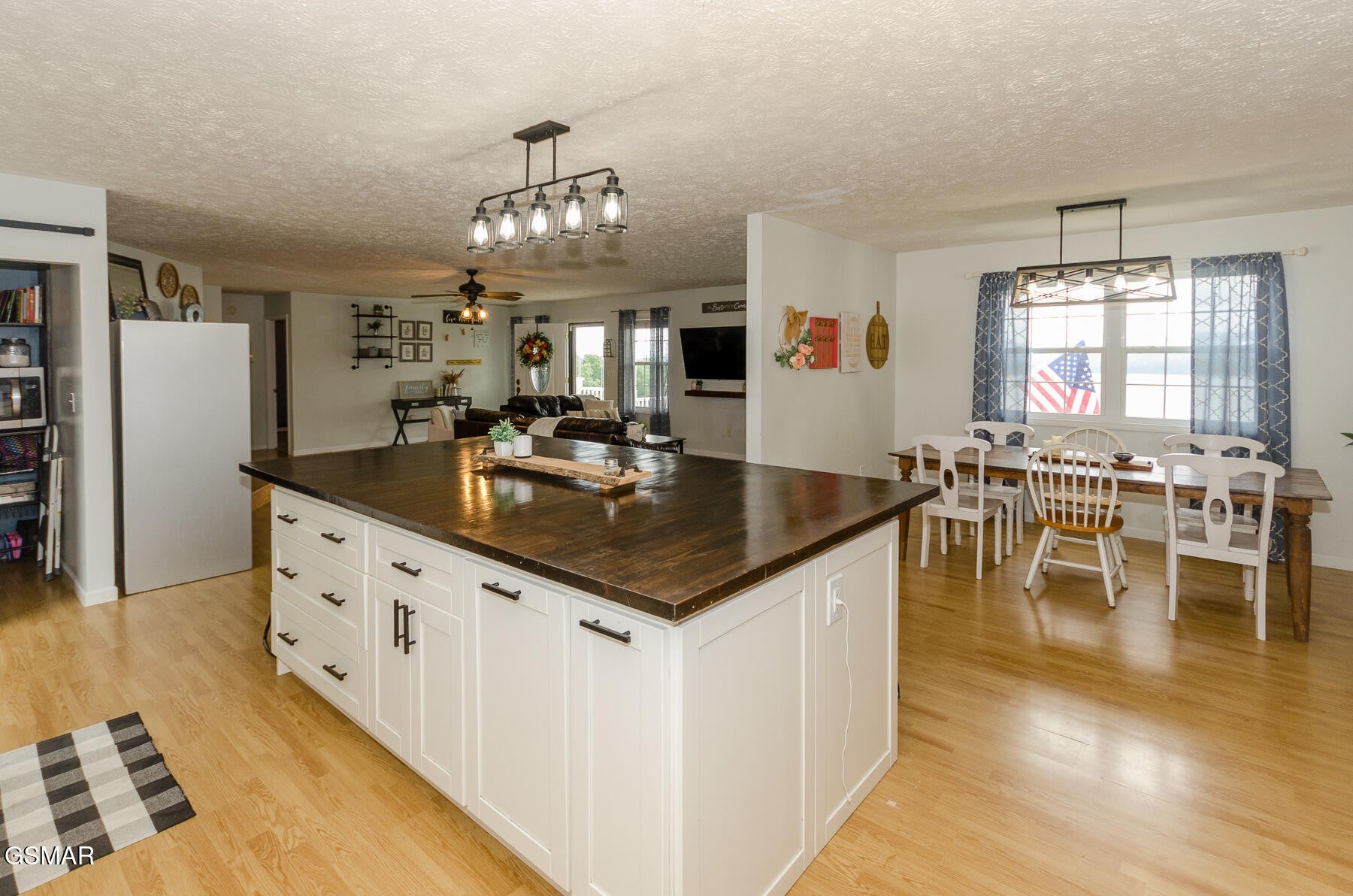 4580 Lakeshore Drive