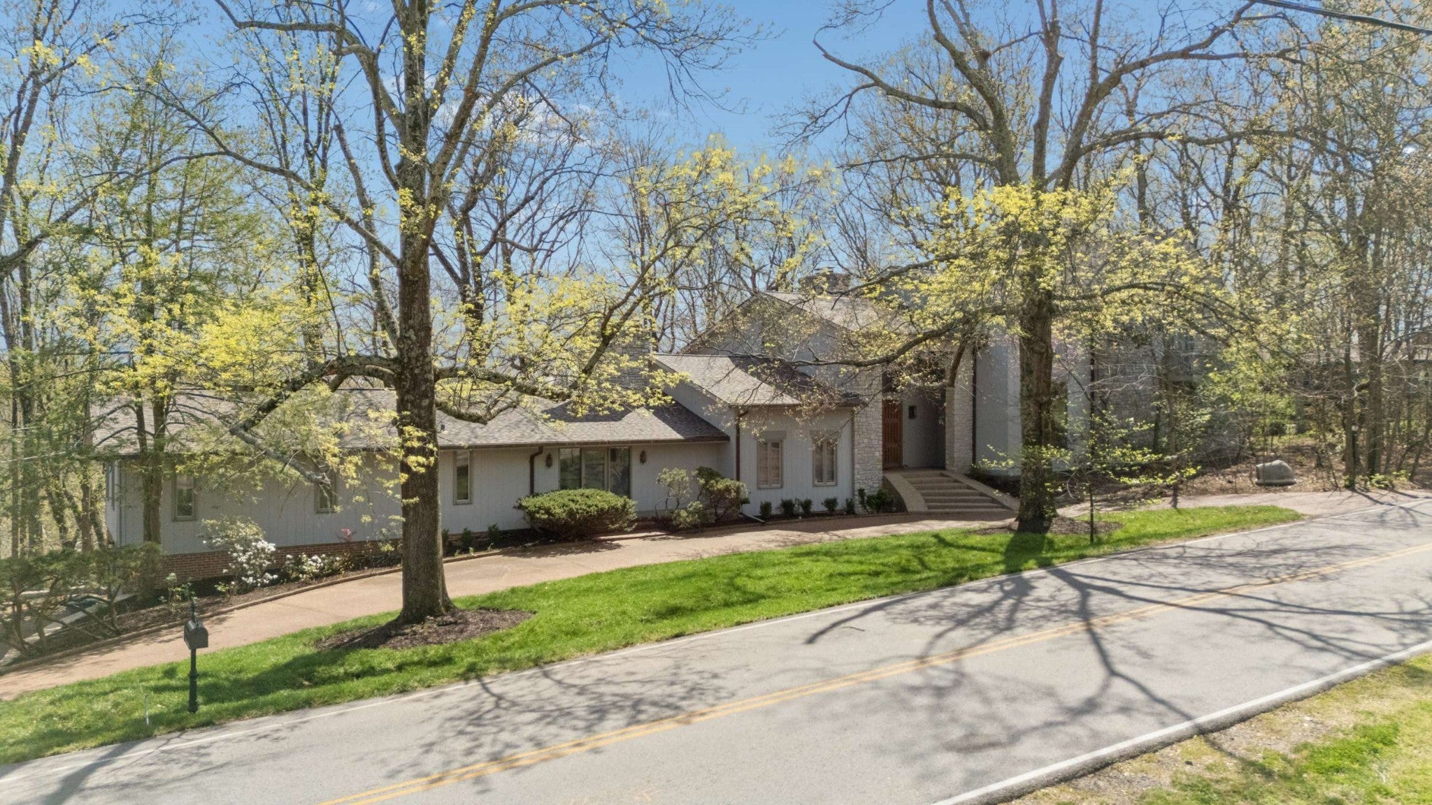 5-bed listing at 5870 Fredricksburg Dr, Nashville