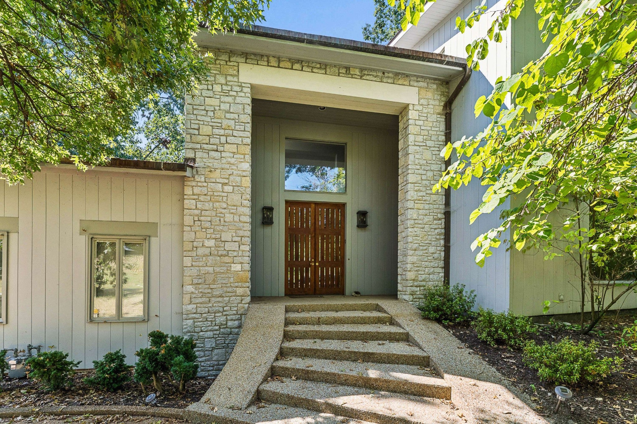 5870 Fredricksburg Dr